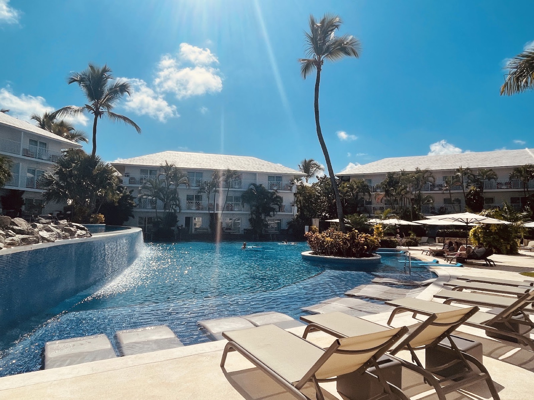 All-inclusive a Punta Cana e nei Caraibi: 27 resort per tipo di vacanza nel 2026 20 Piscina principale con sdraio al resort Excellence Punta Cana