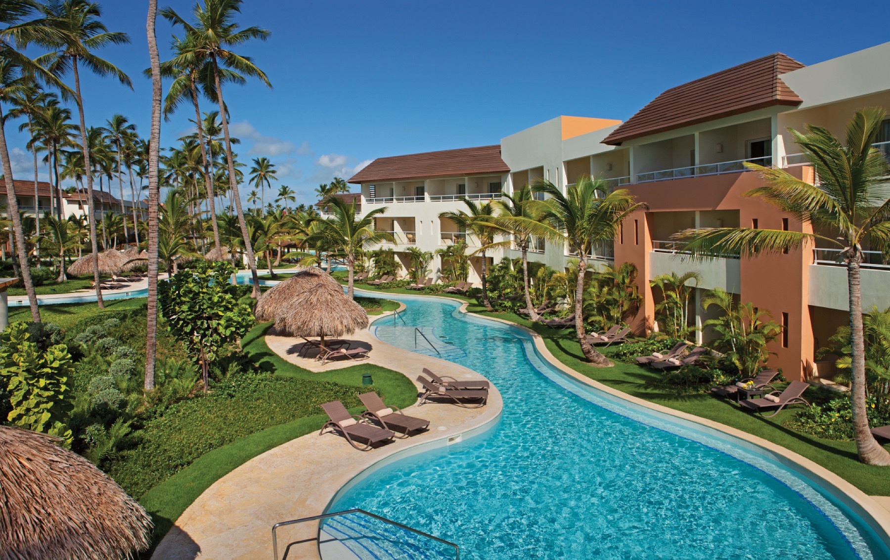All-inclusive a Punta Cana e nei Caraibi: 27 resort per tipo di vacanza nel 2026 26 Fiume lento tra gli edifici del resort Dreams Royal Beach Punta Cana