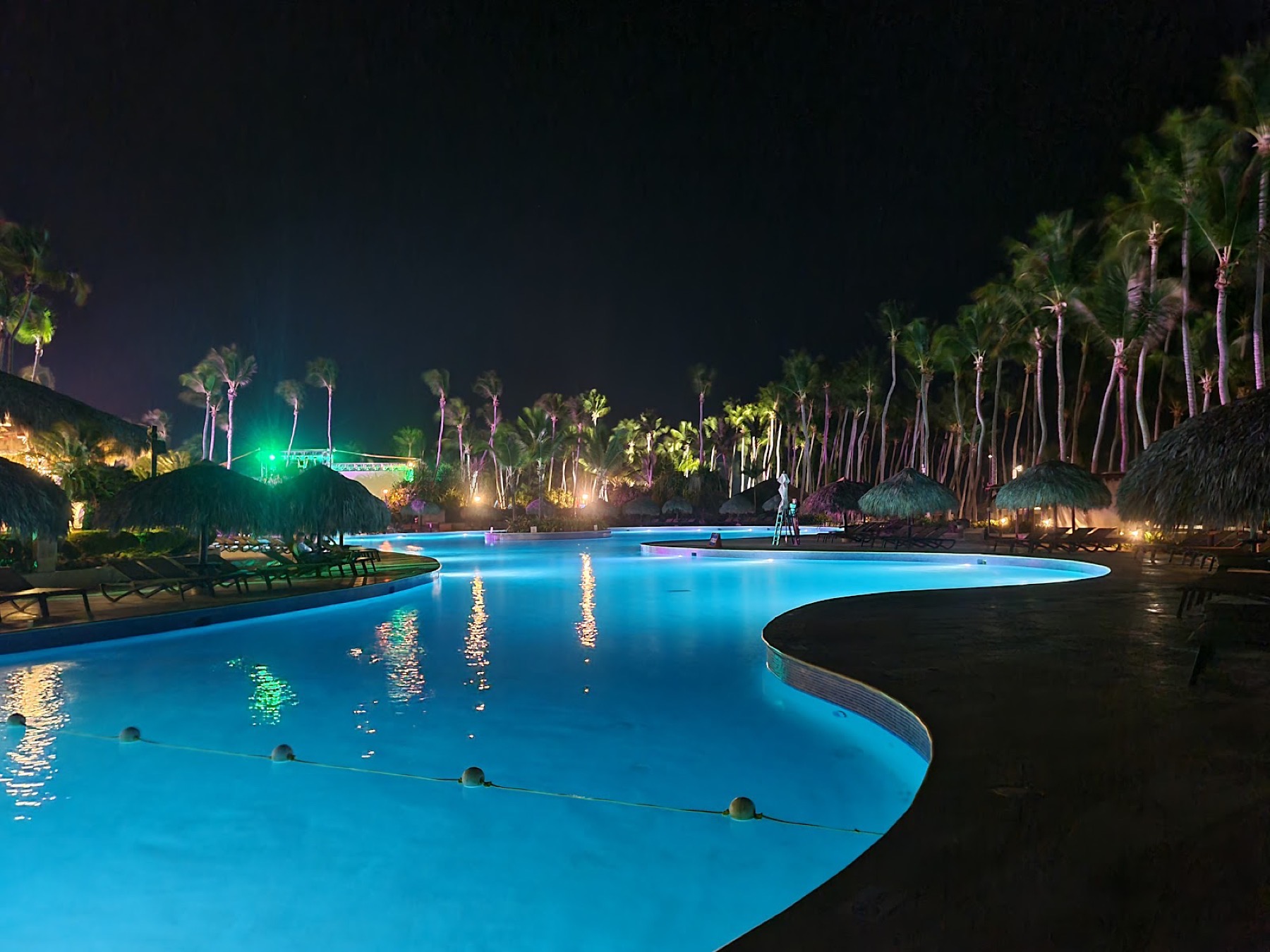 All-inclusive a Punta Cana e nei Caraibi: 27 resort per tipo di vacanza nel 2026 30 Piscina illuminata del Club Med Punta Cana dopo il tramonto
