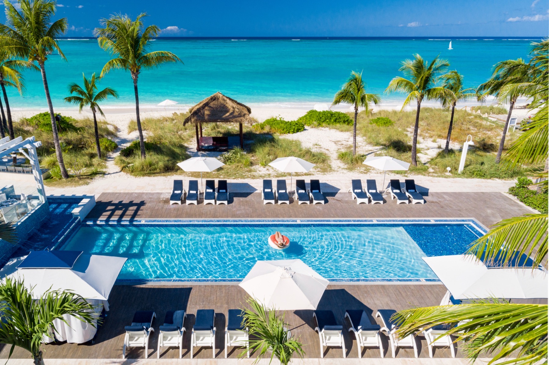 All-inclusive a Punta Cana e nei Caraibi: 27 resort per tipo di vacanza nel 2026 31 Piscina e spiaggia di Grace Bay al resort Beaches Turks & Caicos