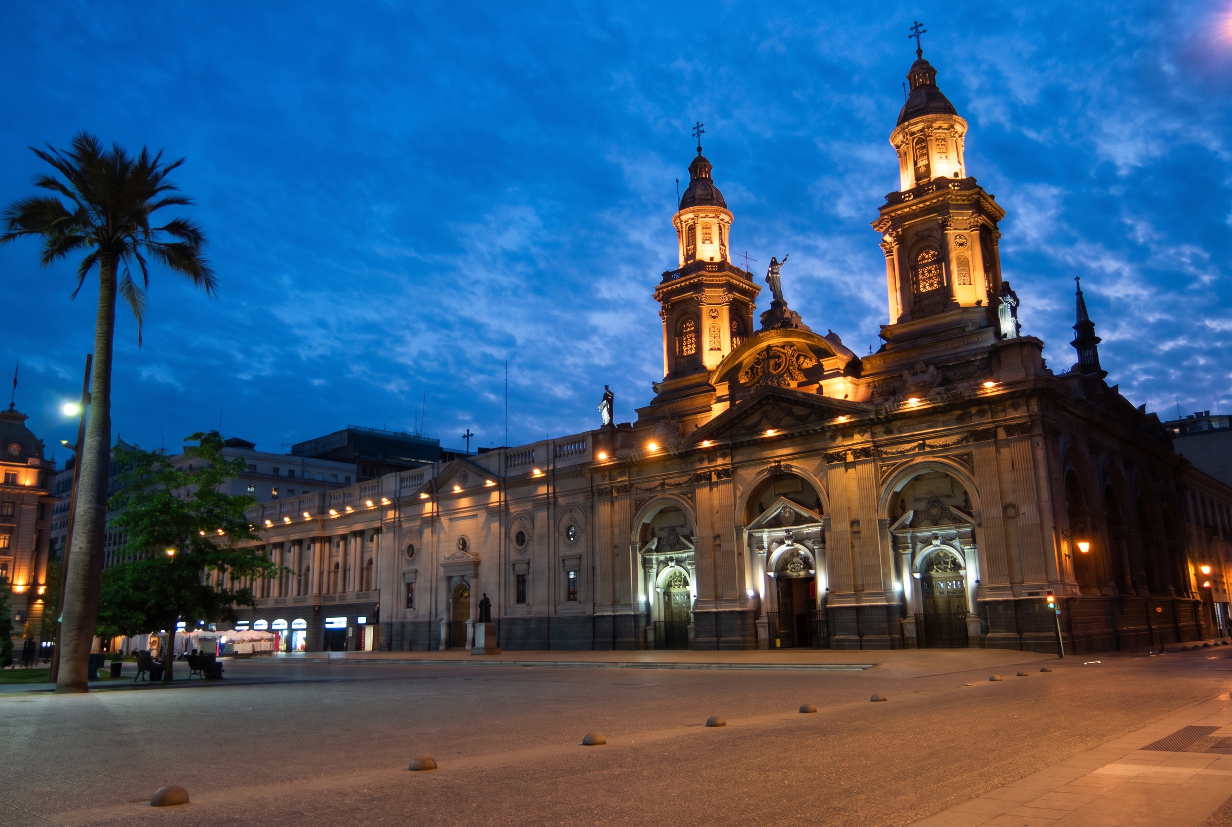 Santiago de Chile: 22 consejos sobre qué ver y hacer en 2026 1 Catedral en Plaza de Armas de Santiago de Chile al atardecer