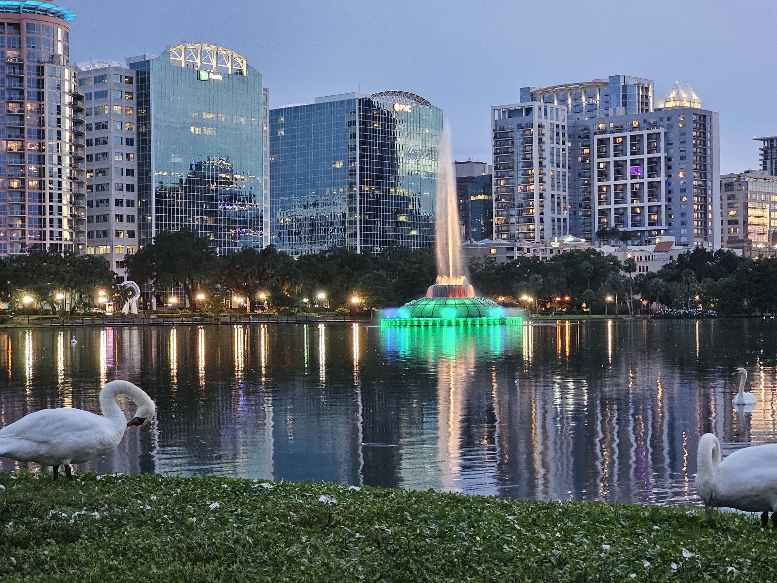 Orlando, SUA: 20 de locuri de vizitat + sfaturi pentru parcuri în 2026 19 Lake Eola Park în centrul Orlando