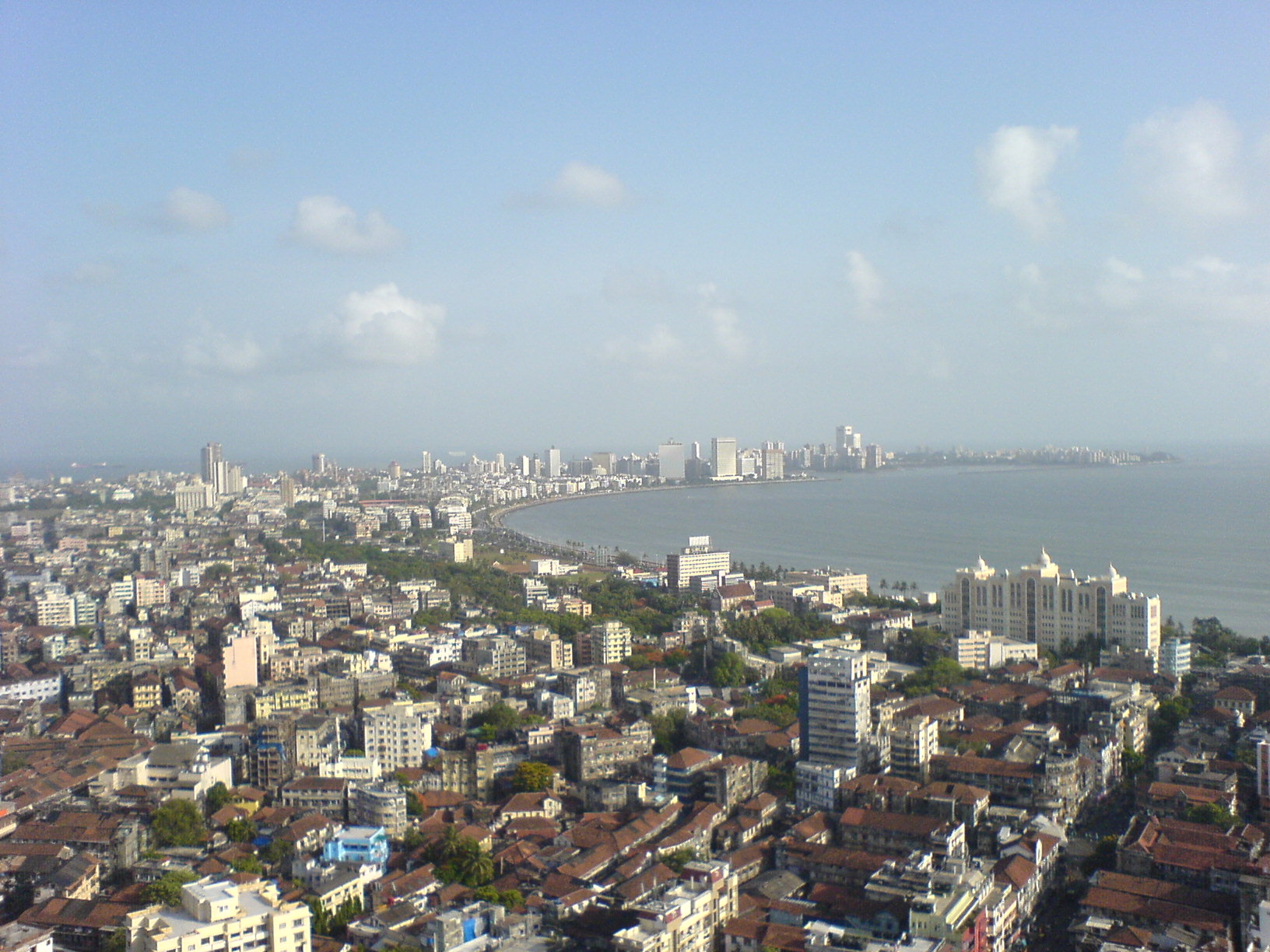 Wo übernachten in Mumbai: 18 beste Hotels und Stadtteile 2026 1 Luftaufnahme von Marine Drive und Süd-Mumbai