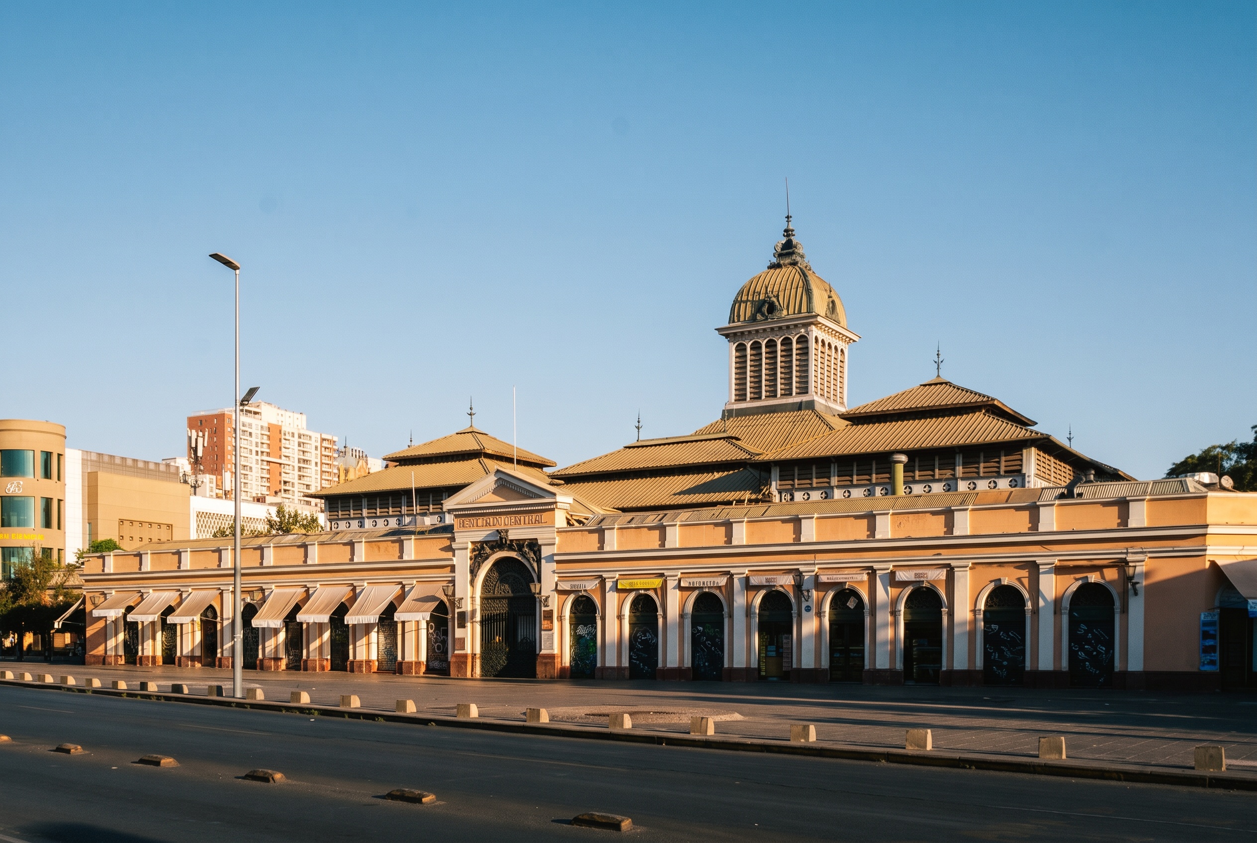 Santiago de Chile: 22 consejos sobre qué ver y hacer en 2026 8 Nave de hierro fundido del mercado Mercado Central en Santiago de Chile