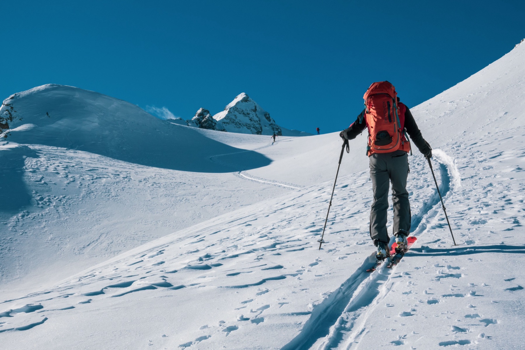 Skialp pro začátečníky: výbava, laviny a první túry 2 Skialpinista v zimních horách
