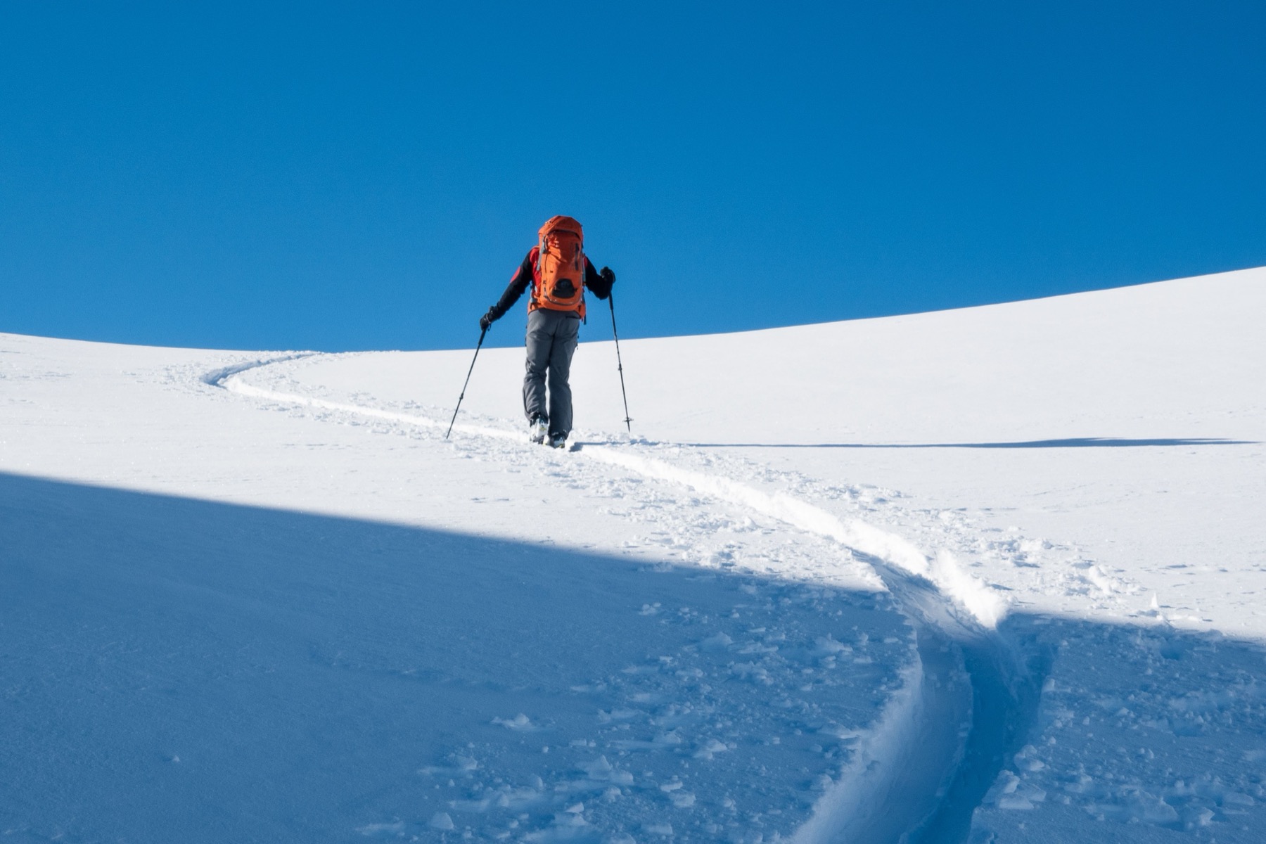 Skialp pro začátečníky: výbava, laviny a první túry 11 Stoupání na lyžích po okraji svahu