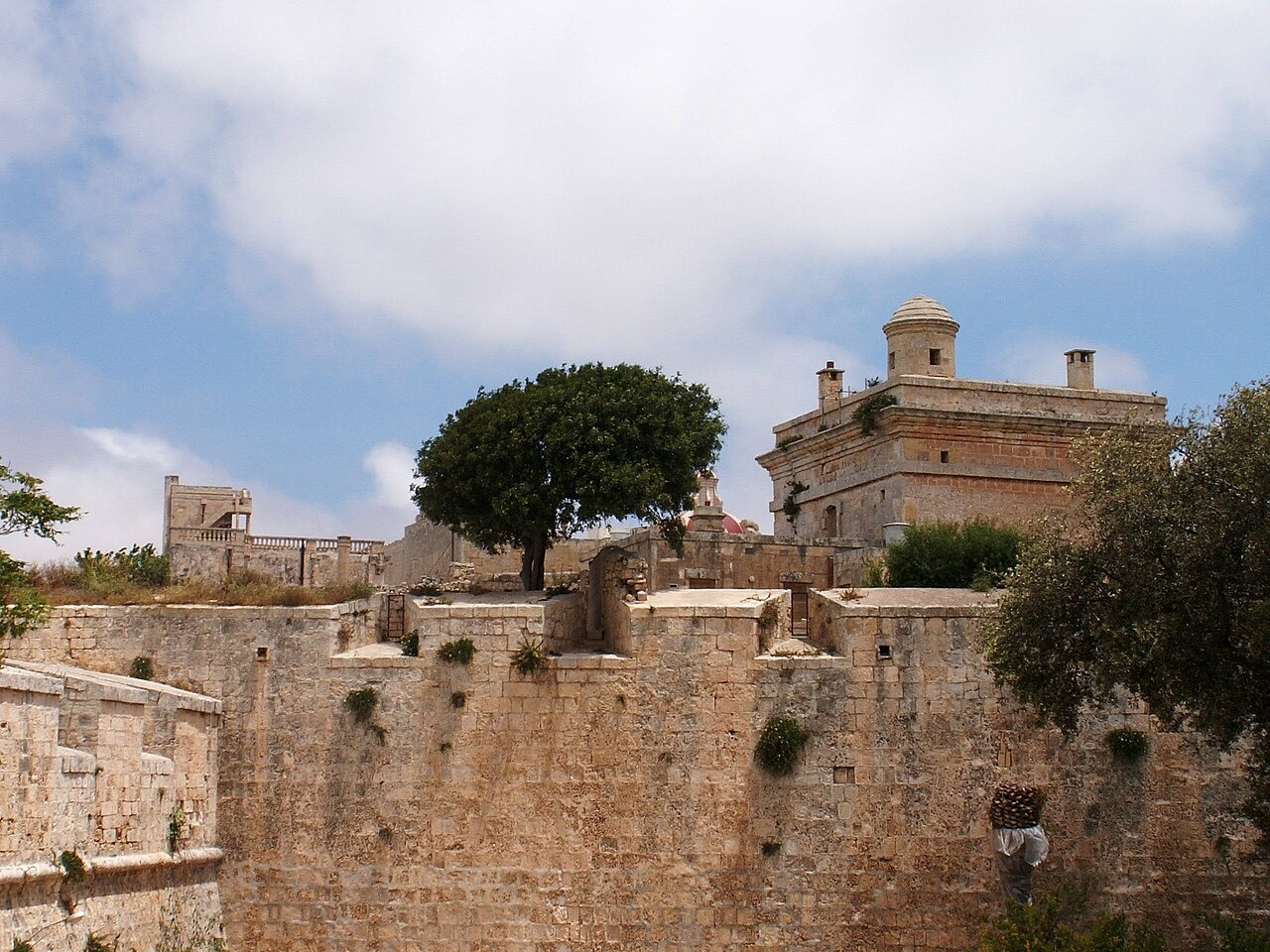 Malta Wetter: Beste Reisezeit fürs Meer 2026 5 Steinbefestigung der historischen Stadt Mdina