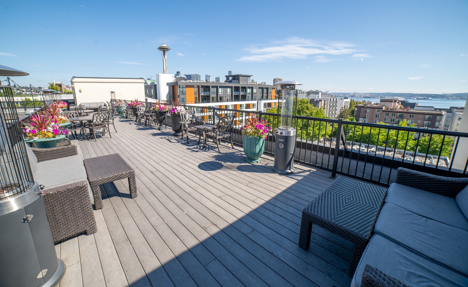 Wo übernachten in Seattle: 18 Tipps für die besten Hotels und sichere Viertel 2026 15 Mediterranean Inn