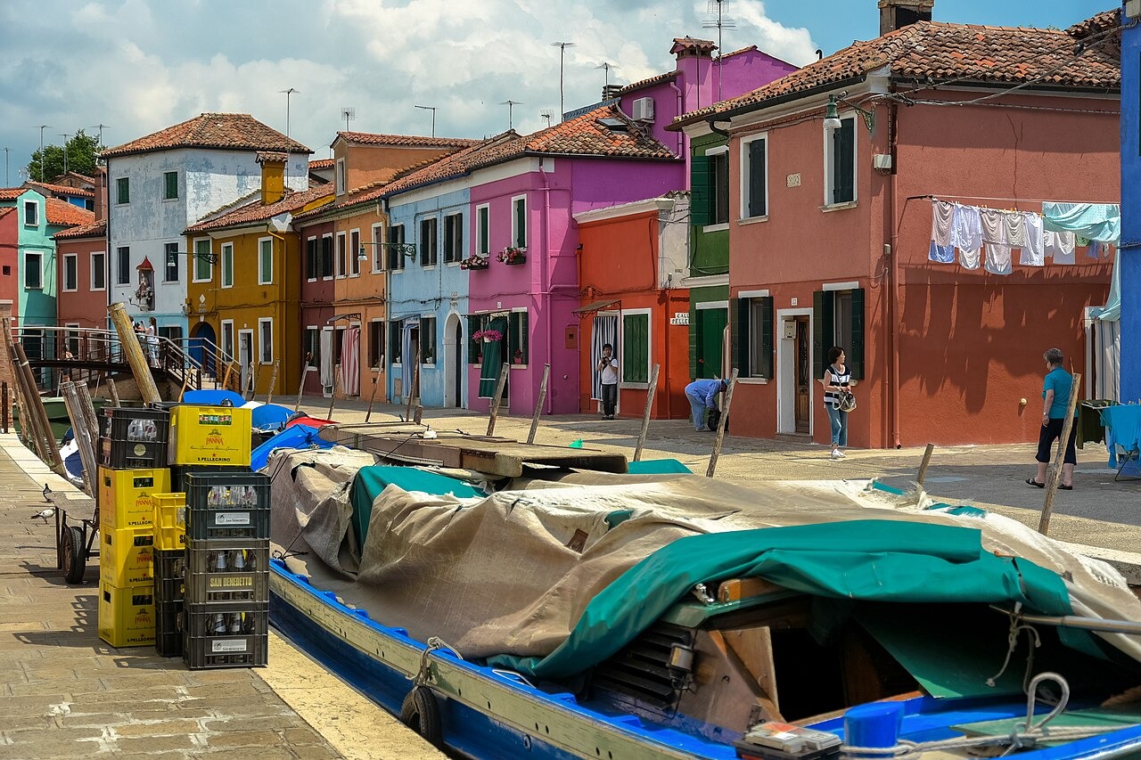 Murano en Burano: dagtocht vanuit Venetië in 2026 3 Kleurrijke gevels en boot op Burano