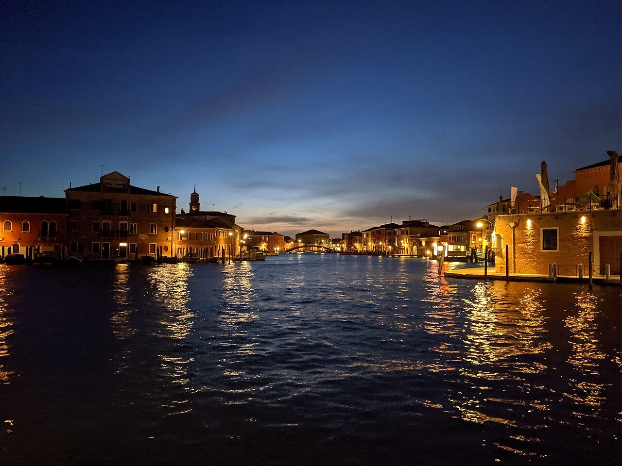 Murano en Burano: dagtocht vanuit Venetië in 2026 1 Kanaal op Murano in avondlicht
