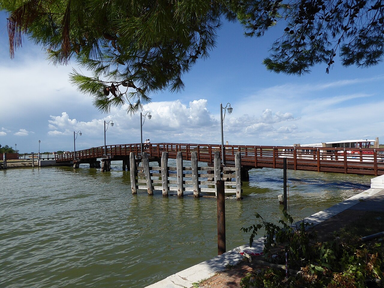 Murano en Burano: dagtocht vanuit Venetië in 2026 5 Houten brug bij het eiland Mazzorbo