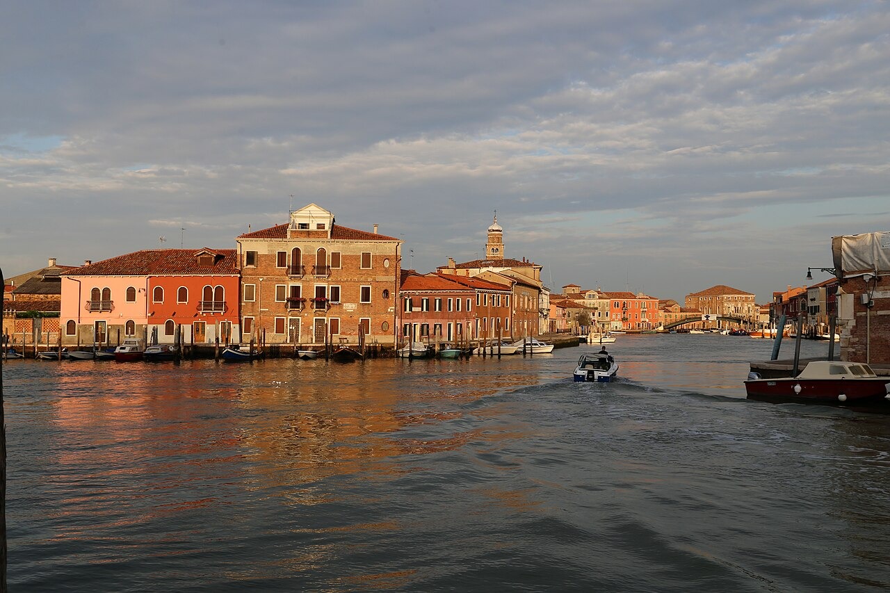 Murano en Burano: dagtocht vanuit Venetië in 2026 2 Huizen en boten bij een kanaal op Murano
