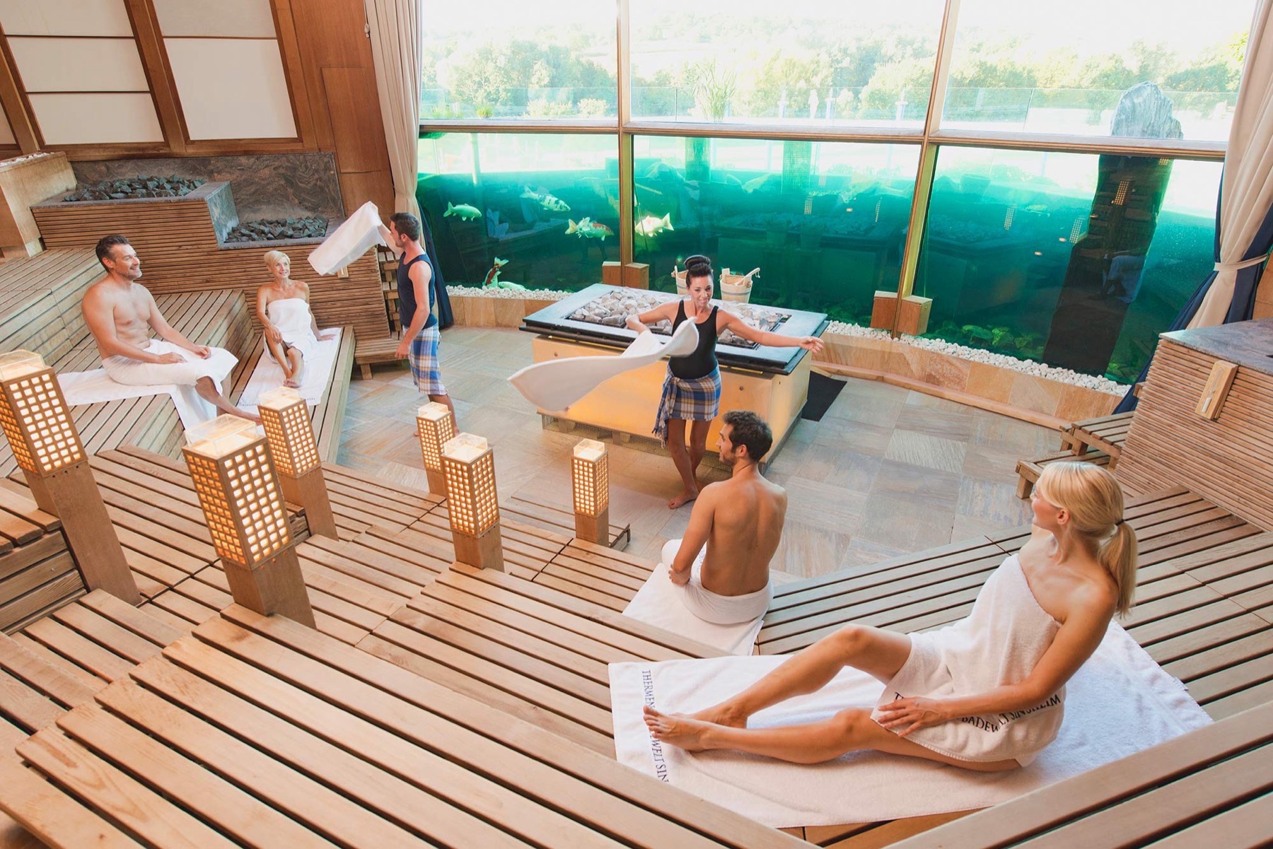 Termas en Alemania: 51 mejores balnearios en 2026 2 Ceremonia de sauna Aufguss en el mundo de saunas de Thermen & Badewelt Sinsheim
