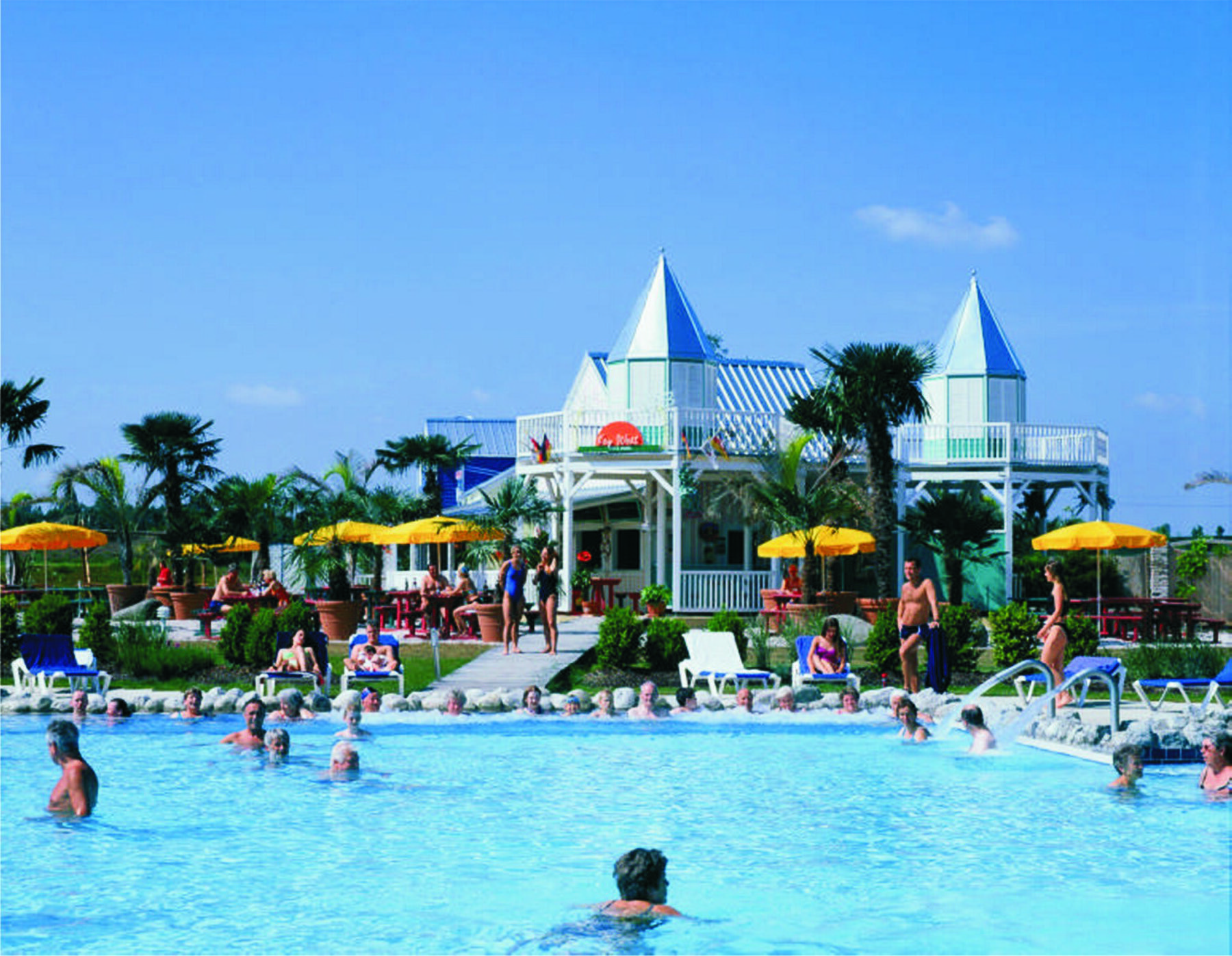 Termas en Alemania: 51 mejores balnearios en 2026 5 Piscina exterior con palmeras en Therme Erding, en Baviera