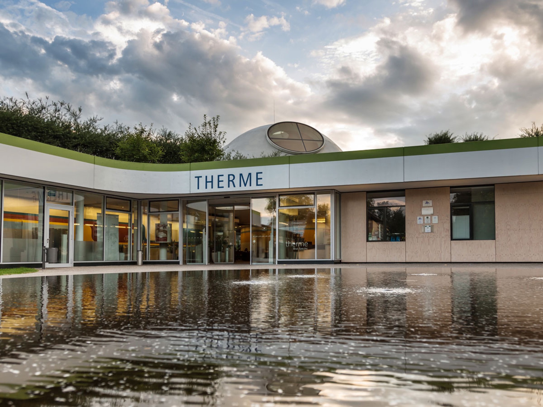 Termas en Alemania: 51 mejores balnearios en 2026 8 Entrada a Therme Bad Aibling con cúpula acristalada
