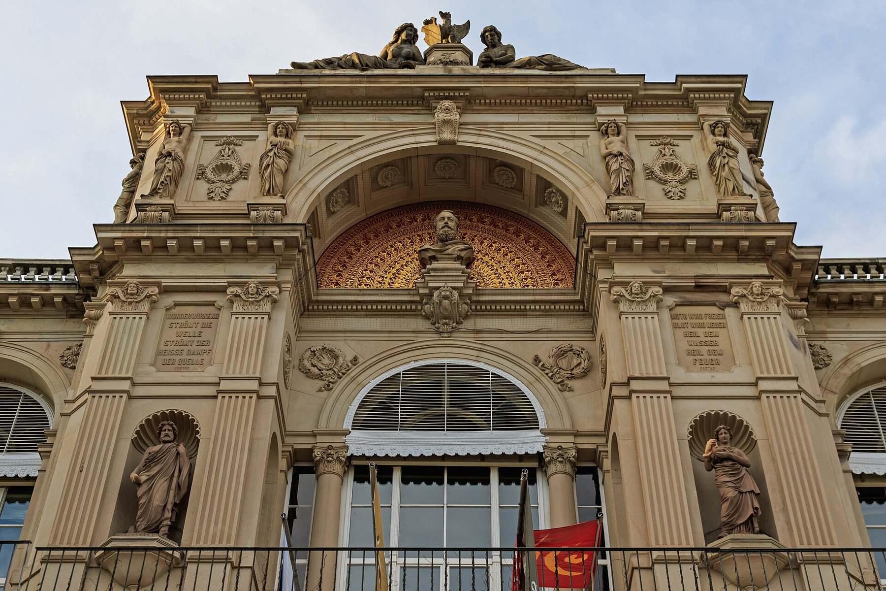 Termas en Alemania: 51 mejores balnearios en 2026 21 Fachada decorada de los históricos baños Friedrichsbad en Baden-Baden