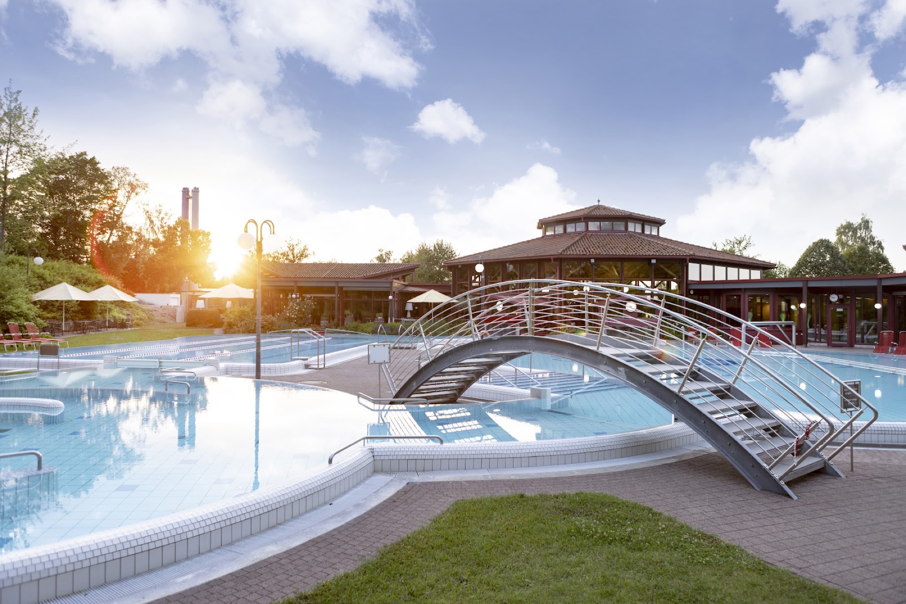 Termas en Alemania: 51 mejores balnearios en 2026 27 Piscinas exteriores de Sonnenhof-Therme en Bad Saulgau al atardecer