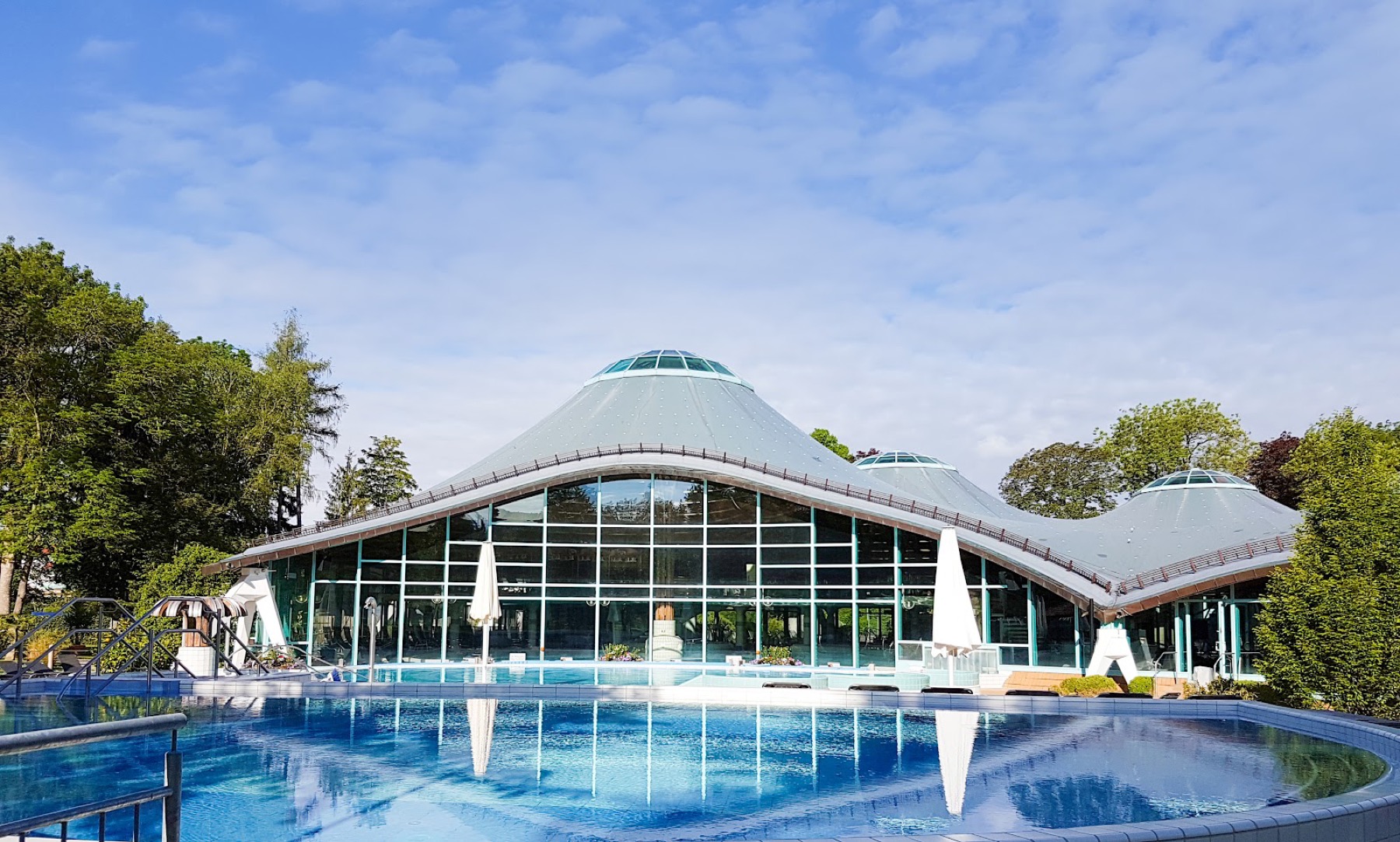 Termas en Alemania: 51 mejores balnearios en 2026 29 Techo ondulado y piscina exterior de las termas Solemar en Bad Dürrheim