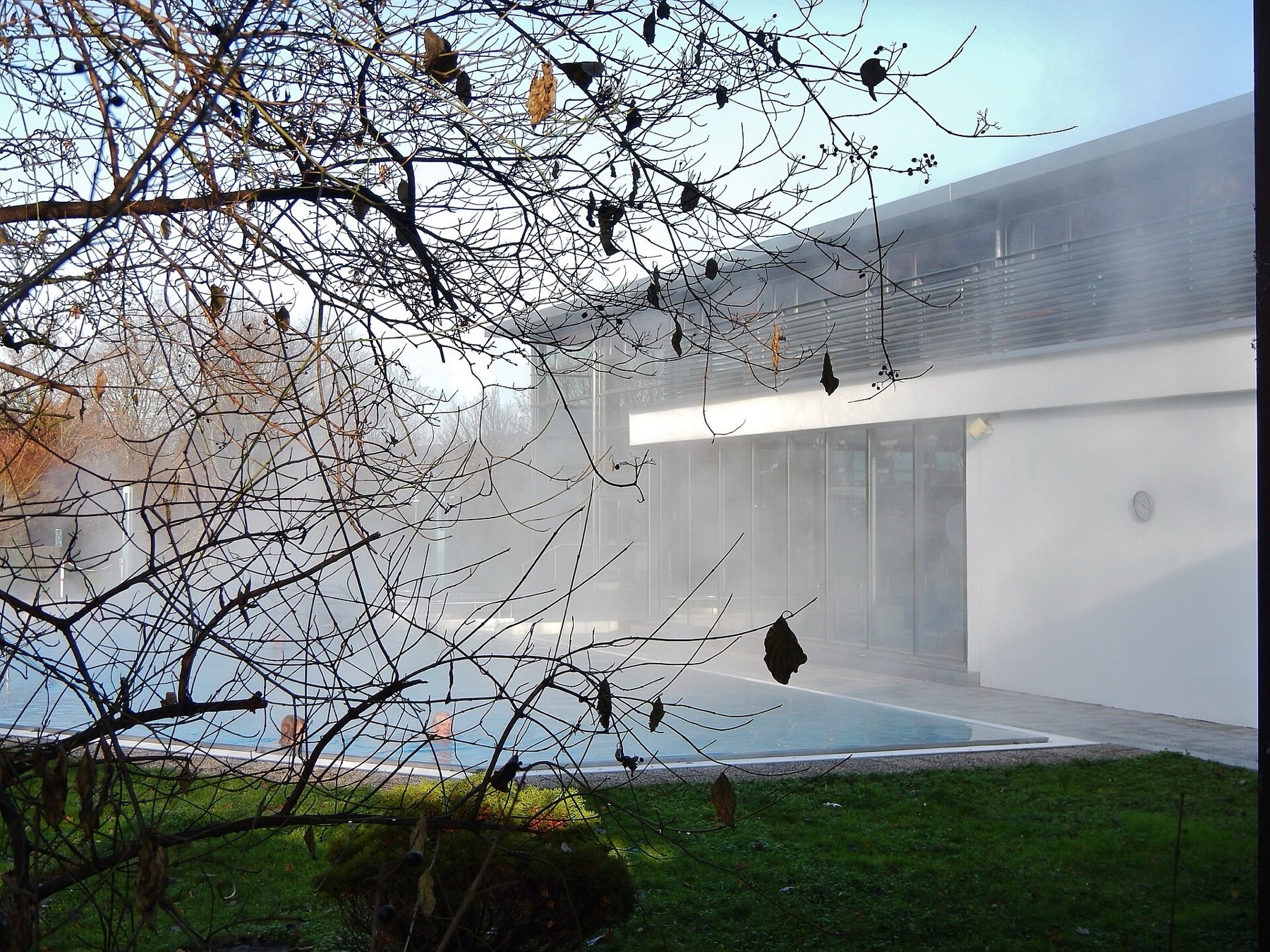 Termas en Alemania: 51 mejores balnearios en 2026 30 Piscina exterior de AlbThermen en Bad Urach con vapor invernal
