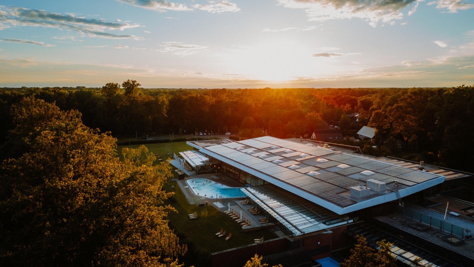 Termas en Alemania: 51 mejores balnearios en 2026 48 Termas Spreewald Therme en Burg al atardecer