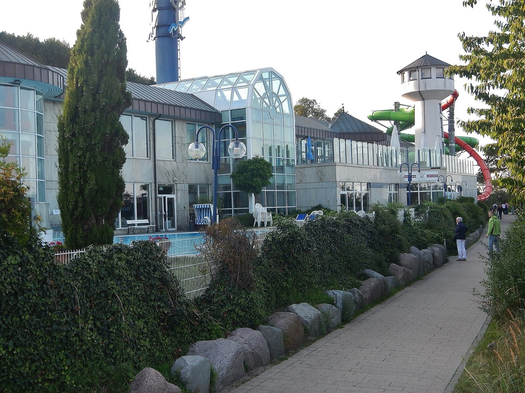 Termas en Alemania: 51 mejores balnearios en 2026 55 Edificio del Ostsee-Therme en Scharbeutz, junto al mar Báltico