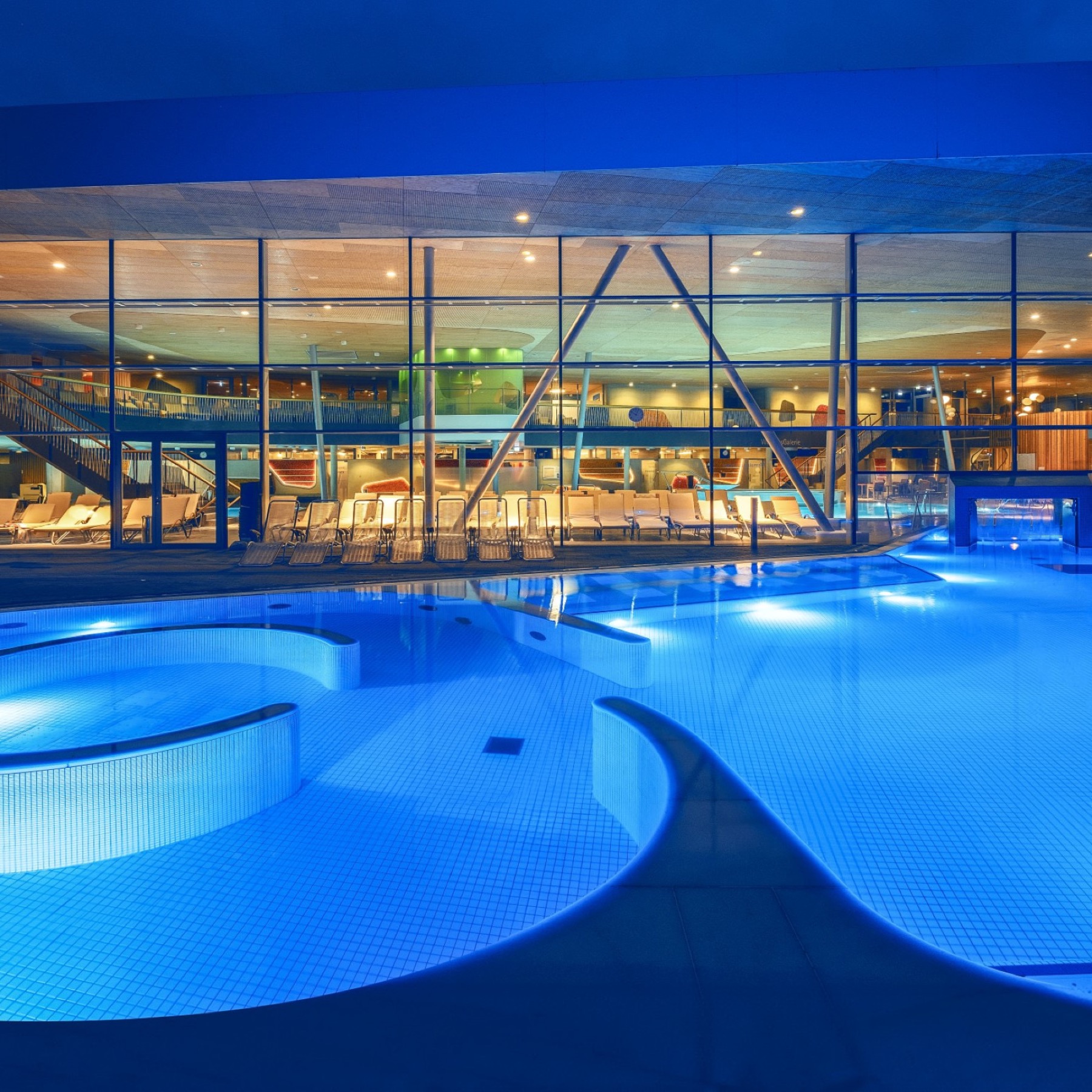 Termas en Alemania: 51 mejores balnearios en 2026 62 Piscina de Emser Therme en Bad Ems con iluminación nocturna