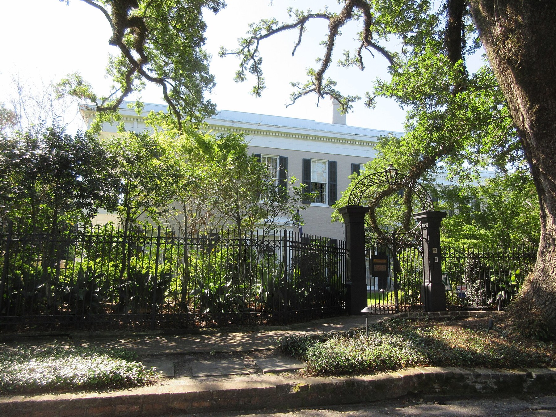 Things to Do in New Orleans: 18 Must-See Spots 11 House with a porch and garden in the Garden District