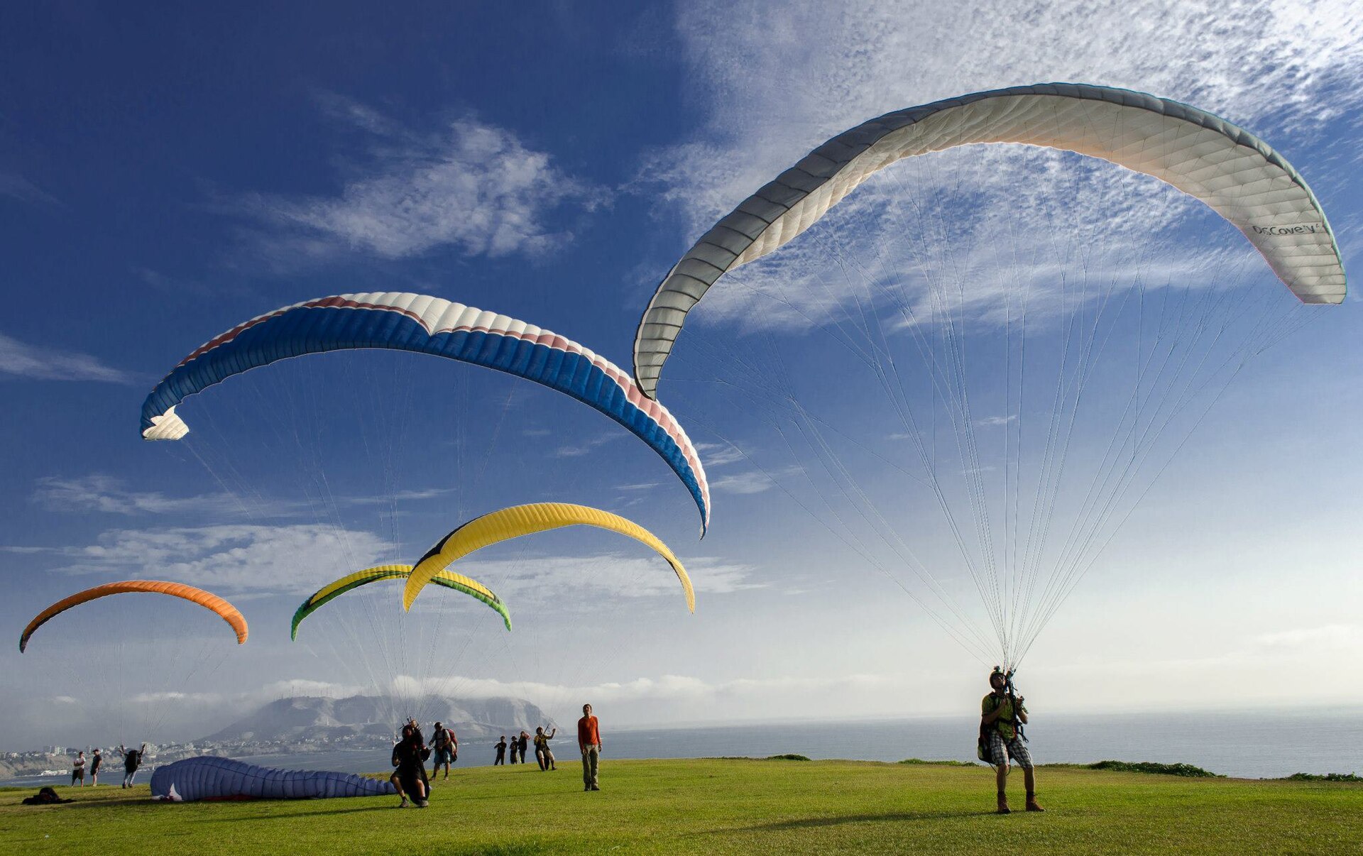 Lima, Pérou : 22 conseils sur ce qu'il faut voir et faire en 2026 13 Parapentistes au-dessus des falaises de Miraflores à Lima