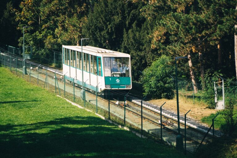 Domovská stránka 17 Petřínská lanovka jede znovu: nová trať, vozy i vyšší jízdné