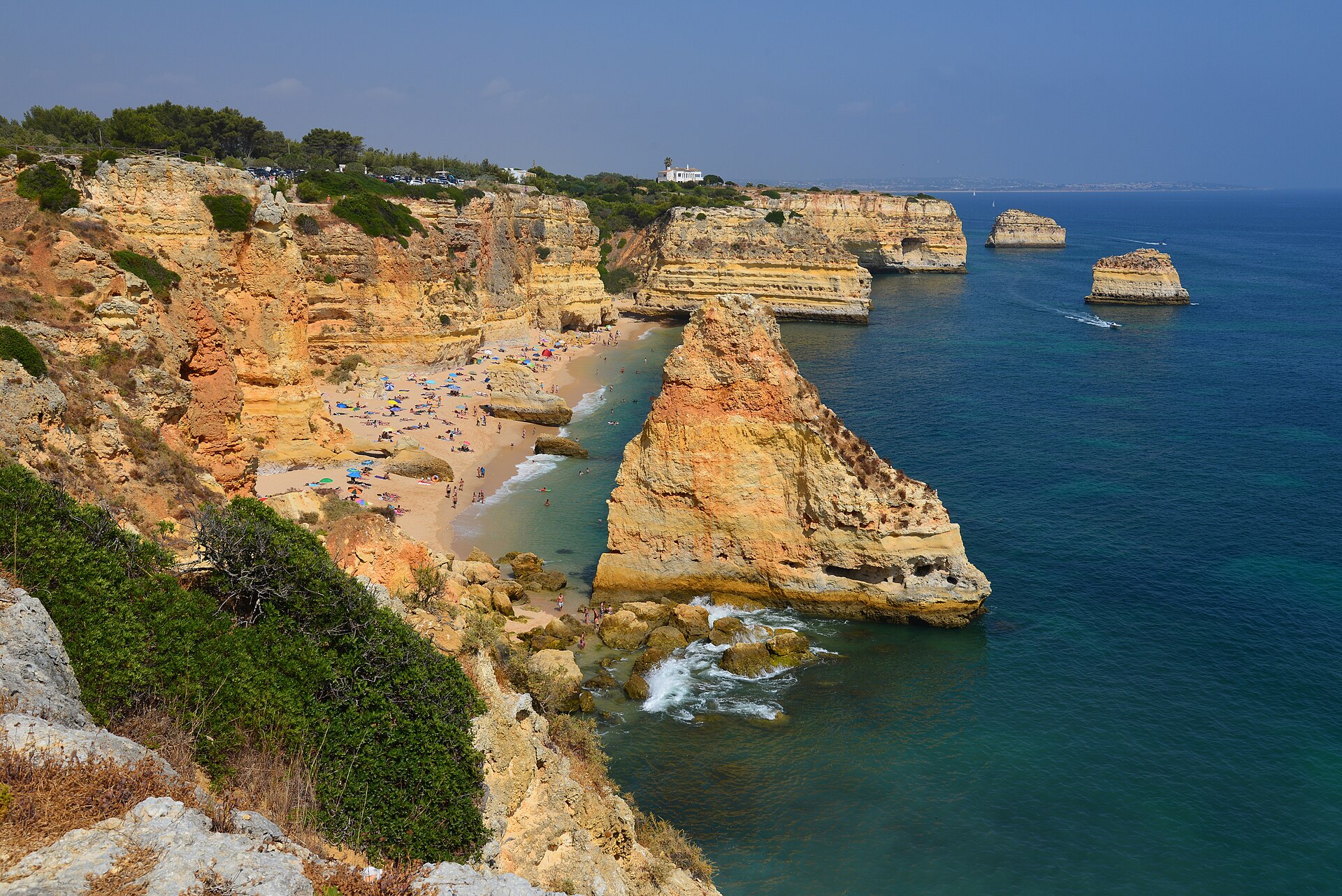 Bedste hoteller i Algarve Portugal: 16 tips til 2026 1 Stranden Praia da Marinha med sandstensklipper i Algarve