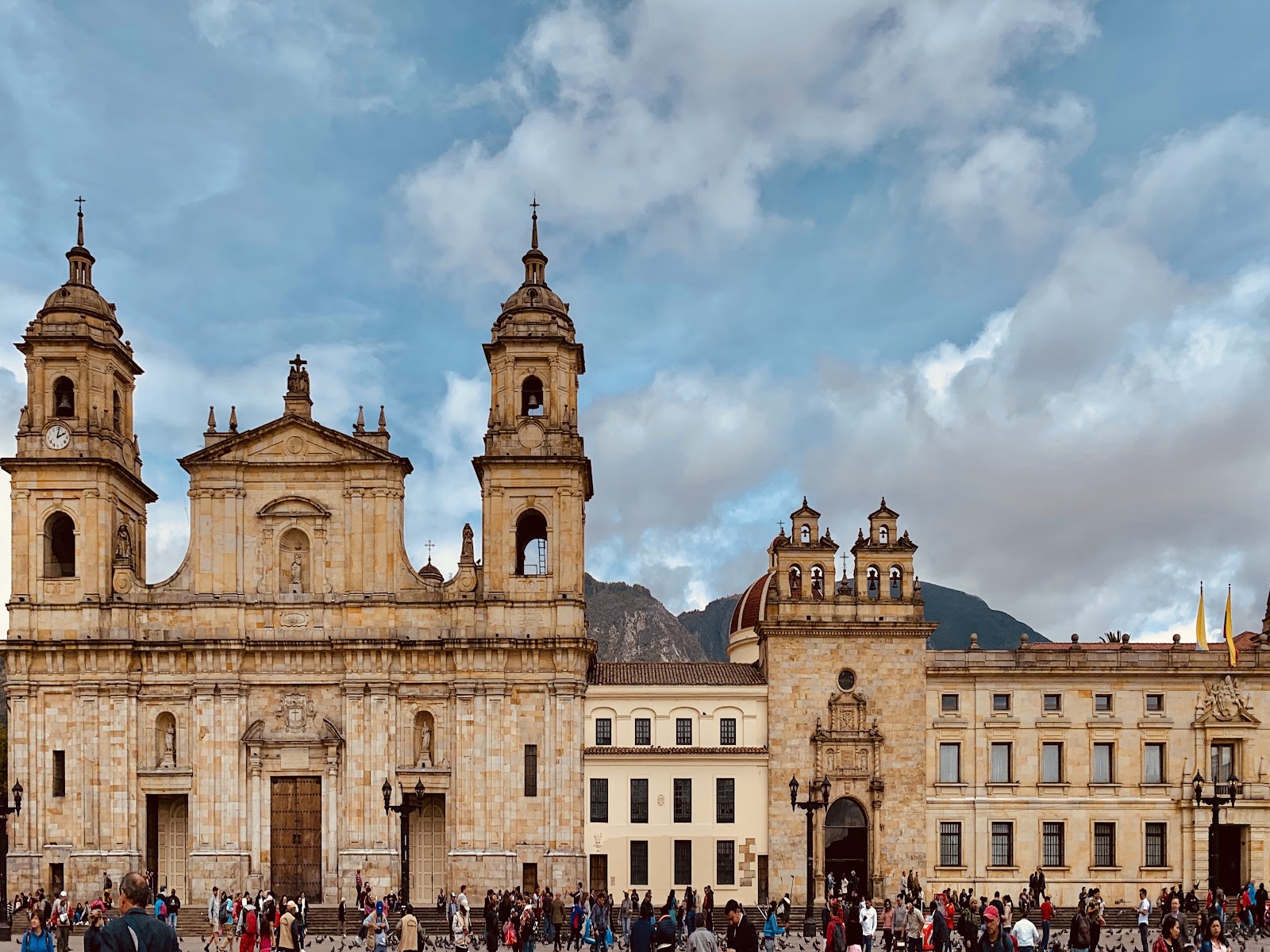 Bogotá Kolumbien: 22 Sehenswürdigkeiten & Tipps 2026 3 Plaza de Bolívar mit Kathedrale und Regierungsgebäuden