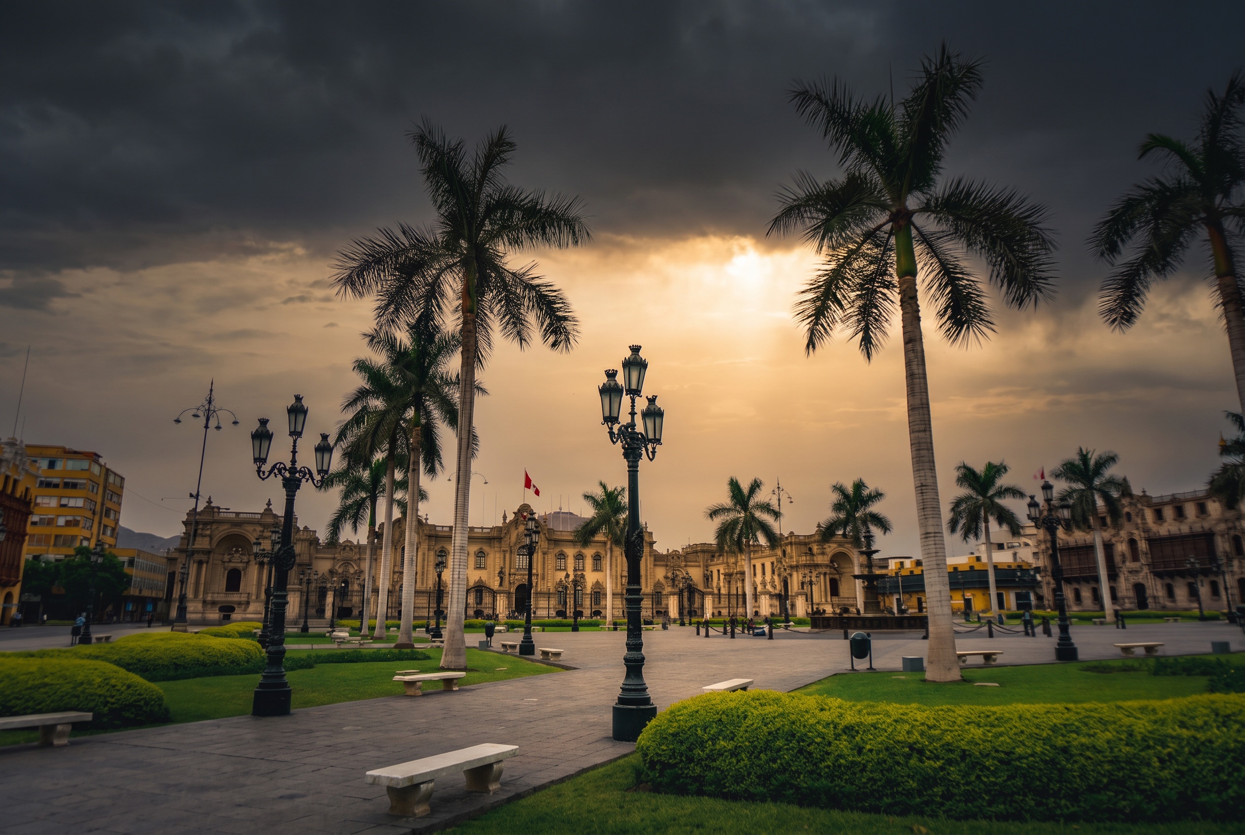 Lima, Pérou : 22 conseils sur ce qu'il faut voir et faire en 2026 1 Plaza Mayor dans le centre historique de Lima avec la cathédrale et les palmiers