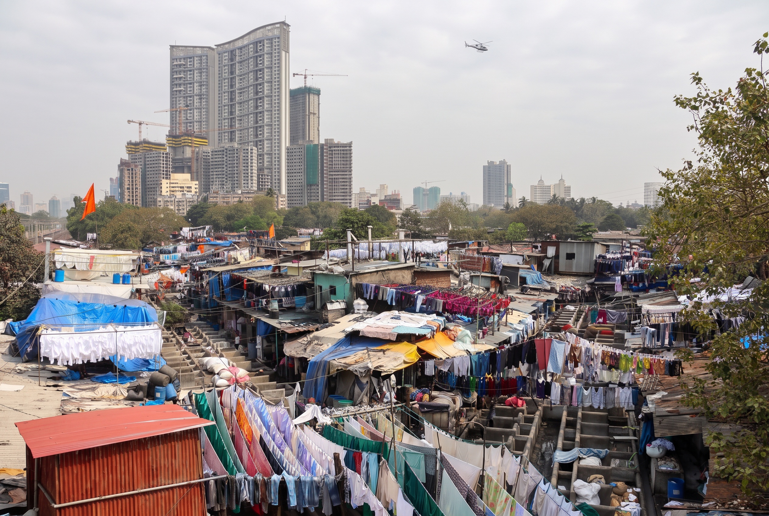 Mumbai, India: 22 tipp, mit láss és csinálj 2026-ban 7 Mahalaxmi Dhobi Ghat mosoda felhőkarcolókkal a háttérben