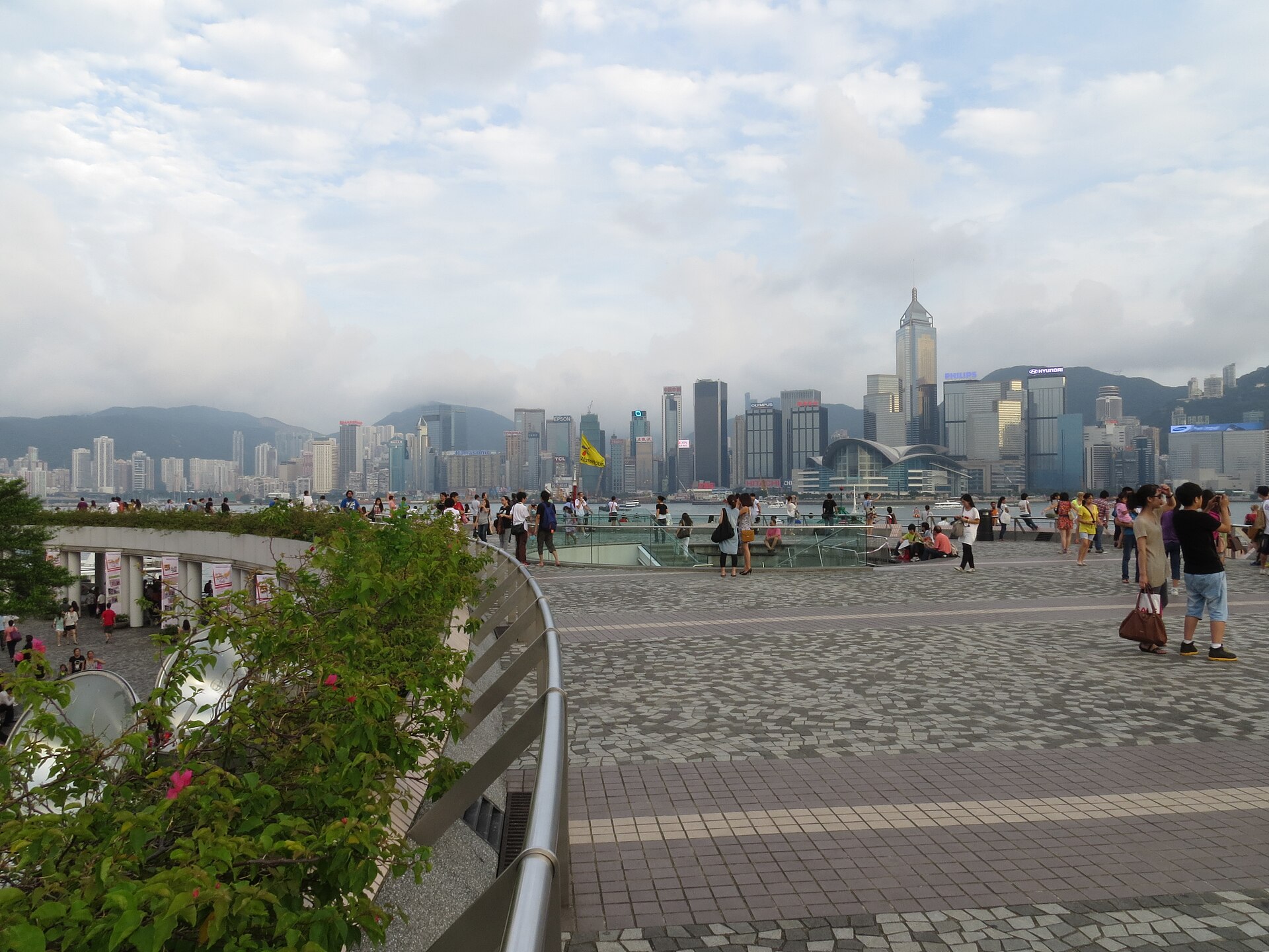 Hongkong China: 18 Hotels und die besten Viertel 2026 1 Promenade in Tsim Sha Tsui mit Blick auf den Victoria Harbour