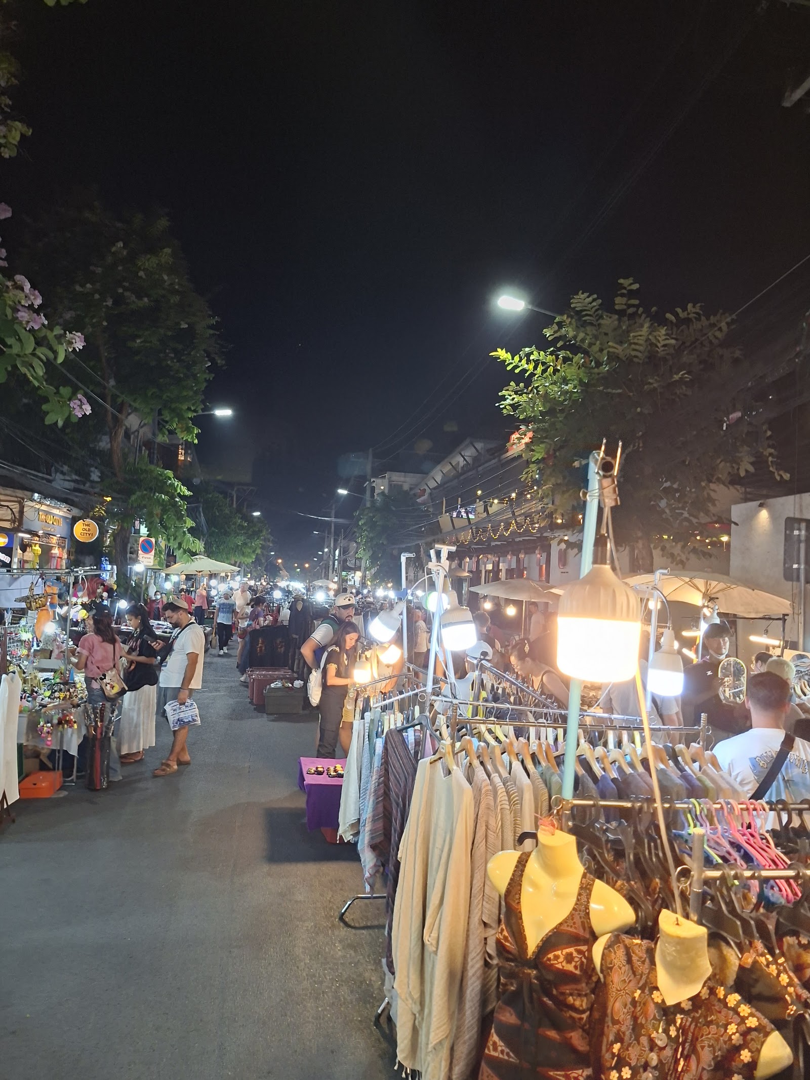 Chiang Mai, Thailand: 21 Tipps, was du 2026 sehen und unternehmen kannst 15 Sunday Walking Street (Tha Phae Walking Street)