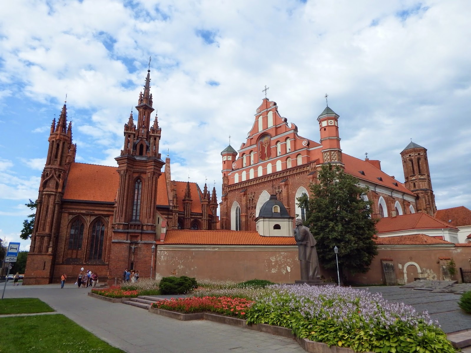 Vilnius, Litauen: 22 Tipps, was du 2026 sehen und unternehmen kannst 7 Kirche des Heiligen Franziskus von Assisi (Bernhardinerkirche)