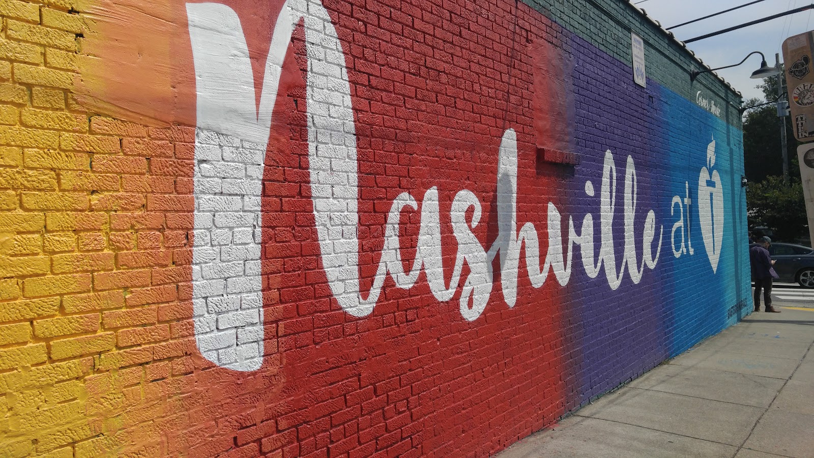 Nashville, USA: 22 Tipps für Sehenswürdigkeiten und Aktivitäten 2026 18 Bunte Wand mit Schriftzug Nashville im Viertel 12 South