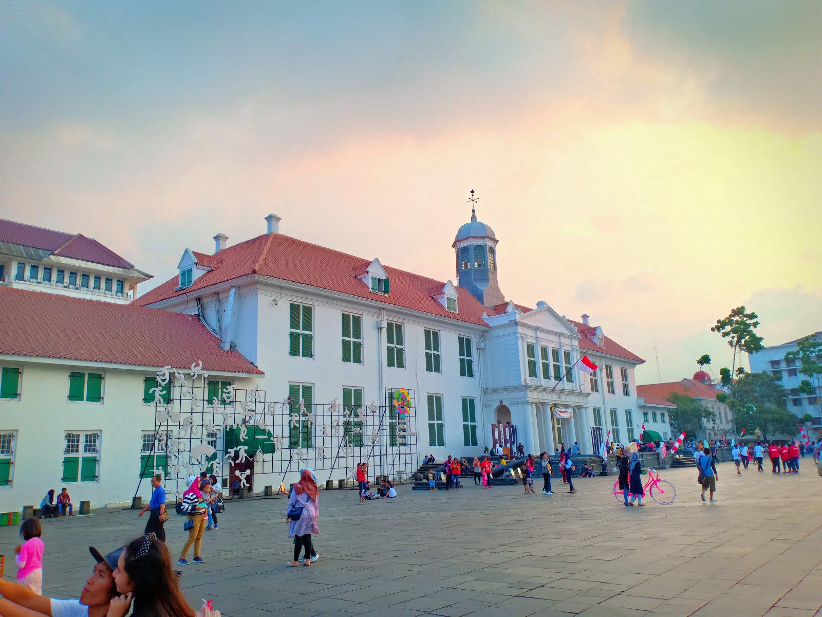 Jakarta, Indonesien: 22 Tipps, was du 2026 sehen und erleben kannst 6 Platz Taman Fatahillah mit kolonialem Rathaus in der Altstadt Kota Tua