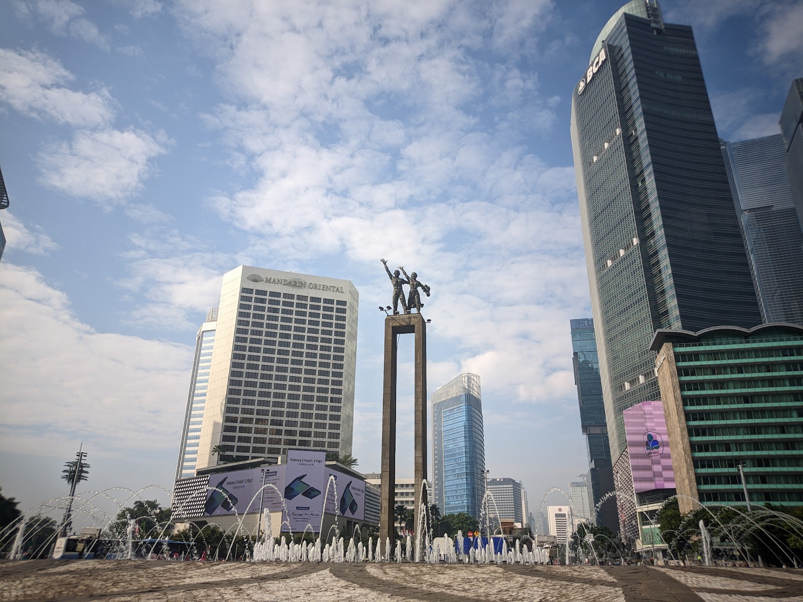 Jakarta, Indonesien: 22 Tipps, was du 2026 sehen und erleben kannst 1 Die Willkommensstatue Selamat Datang am Kreisverkehr Bundaran HI in Jakarta