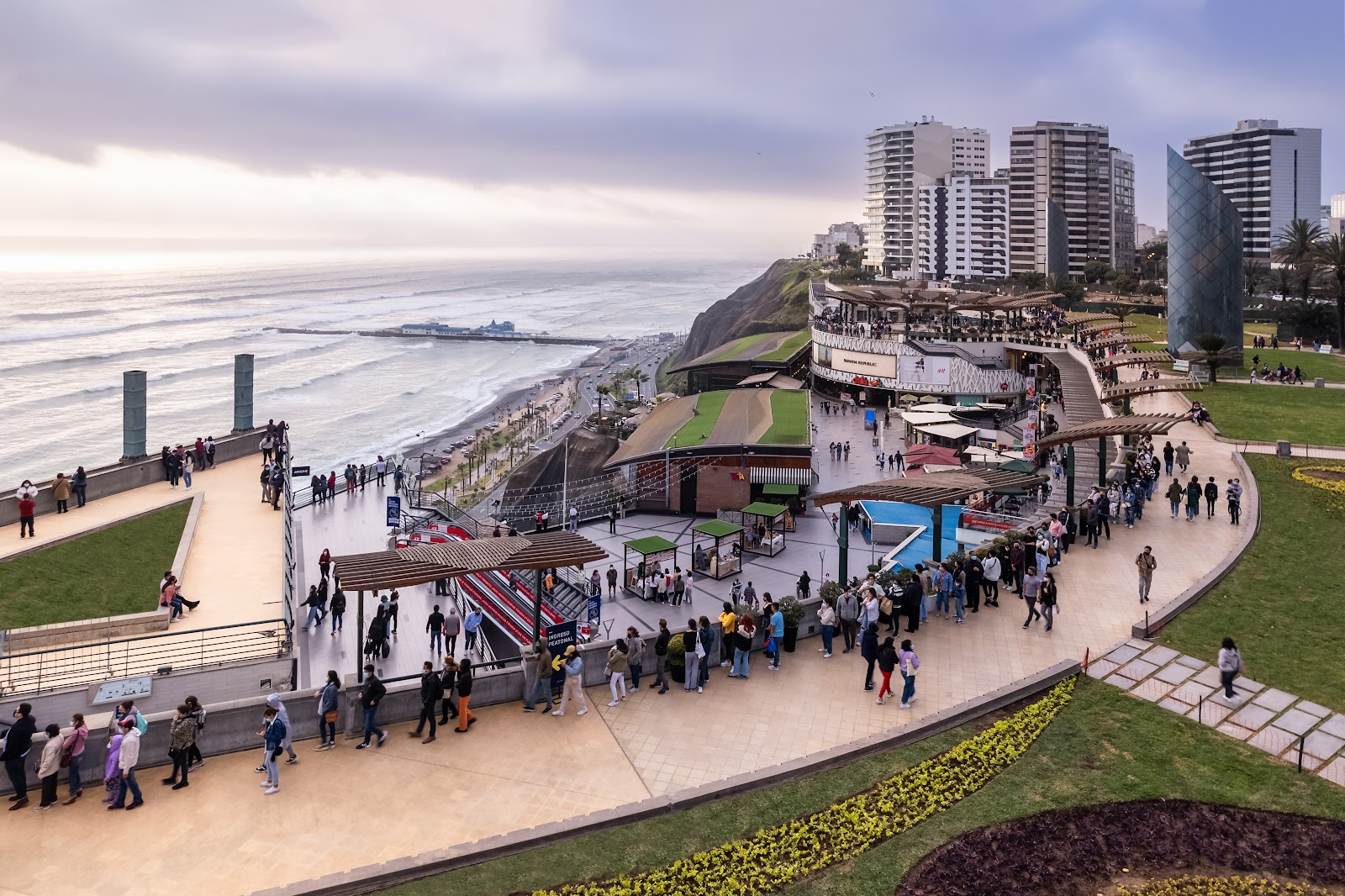 Dónde alojarse en Lima Perú: mejores hoteles y barrios 2026 1 Larcomar y malecón en Miraflores, el barrio más popular para alojarse en Lima