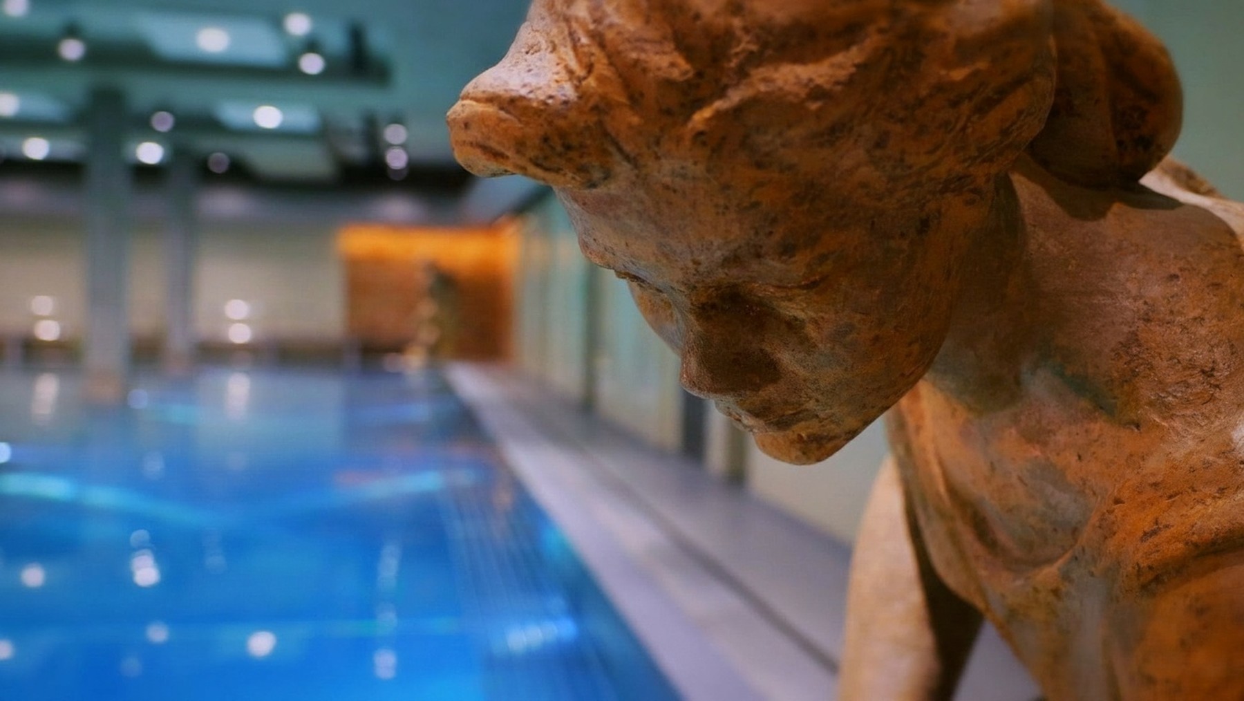 Cele mai bune terme din Cehia: 12 stațiuni termale pentru 2026 3 Bazin termal cu statuie istorică la stațiunea Teplice (Thermalium)