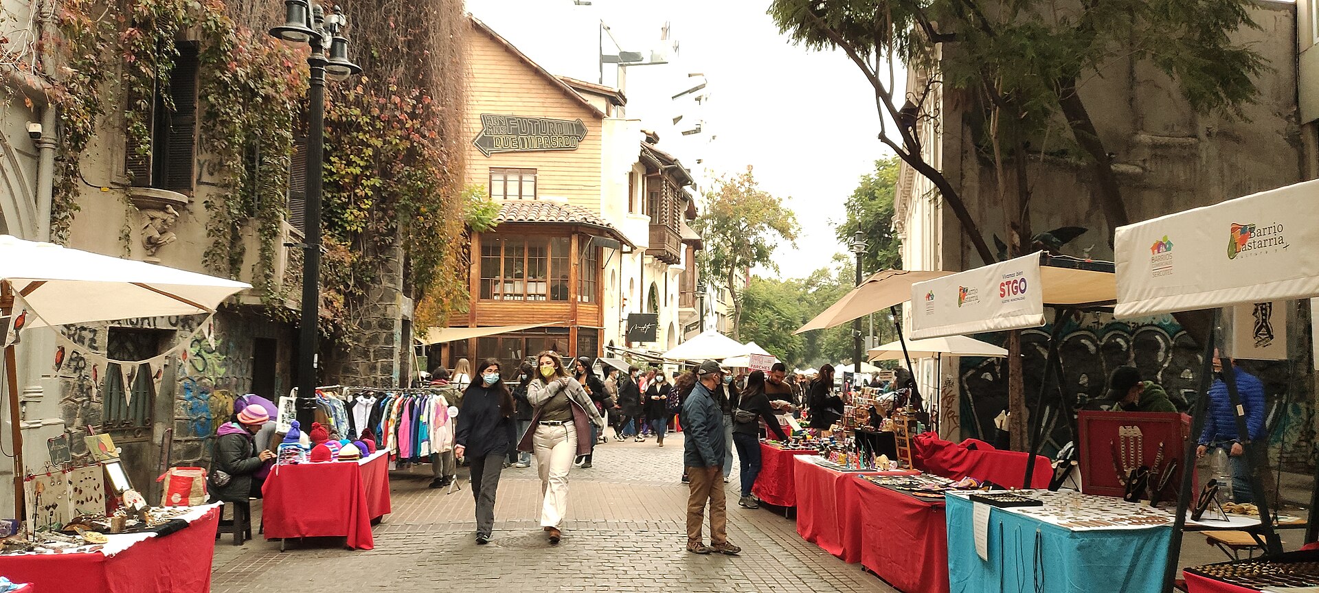 Santiago de Chile: 22 consejos sobre qué ver y hacer en 2026 10 Calle José Victorino Lastarria con puestos en el barrio Lastarria