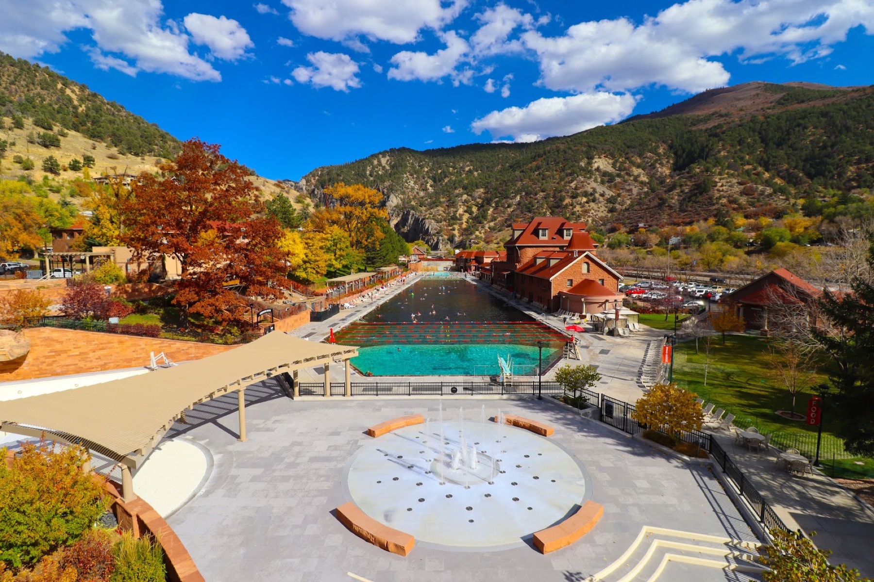 Heiße Quellen USA: 37 Tipps nach Bundesstaat in 2026 1 Grand Pool in den Glenwood Hot Springs, das größte Thermalbecken der Welt