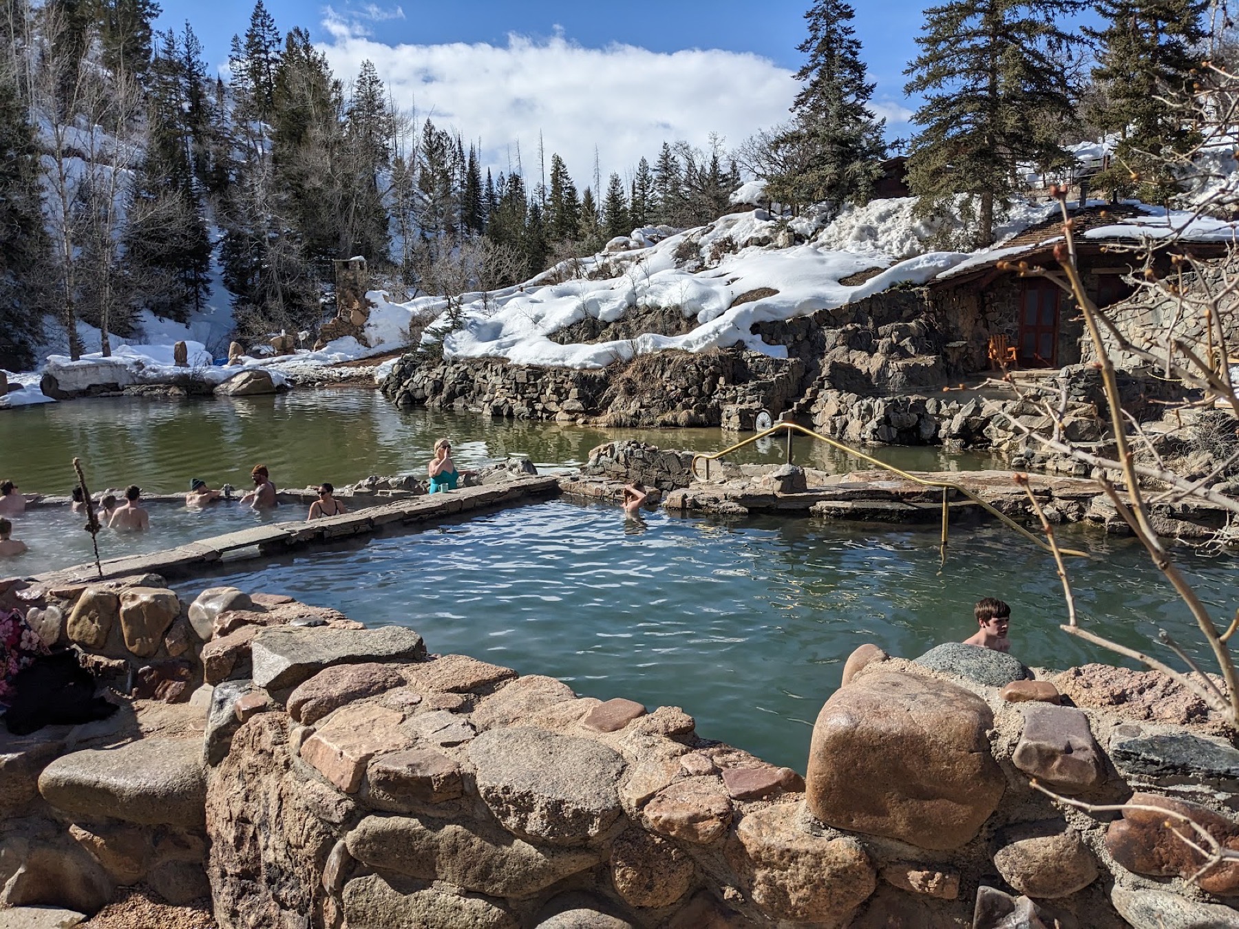 Heiße Quellen USA: 37 Tipps nach Bundesstaat in 2026 2 Steinbecken der Strawberry Park Hot Springs im Schnee bei Steamboat Springs