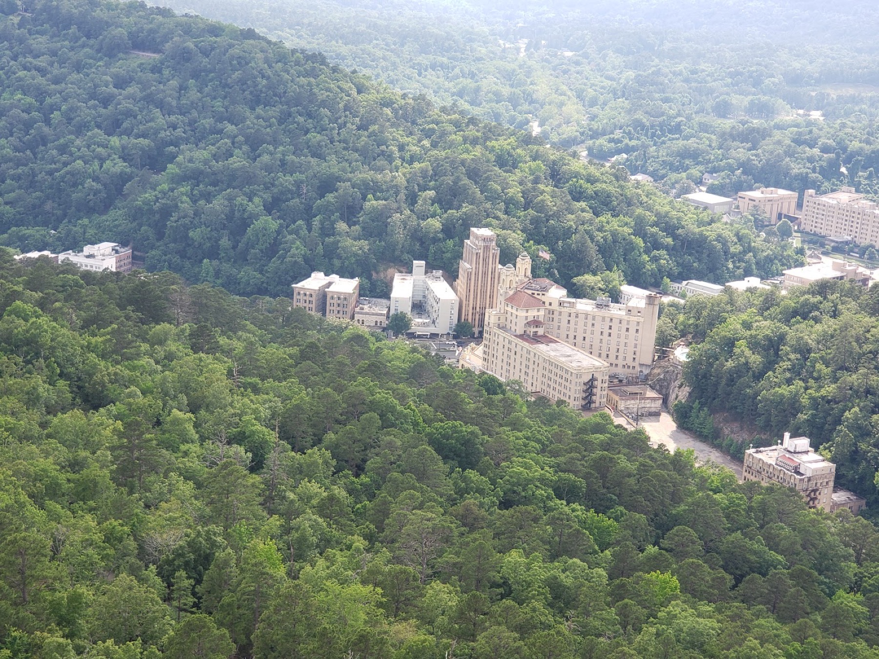 Heiße Quellen USA: 37 Tipps nach Bundesstaat in 2026 5 Historische Badehäuser im Hot Springs National Park in Arkansas