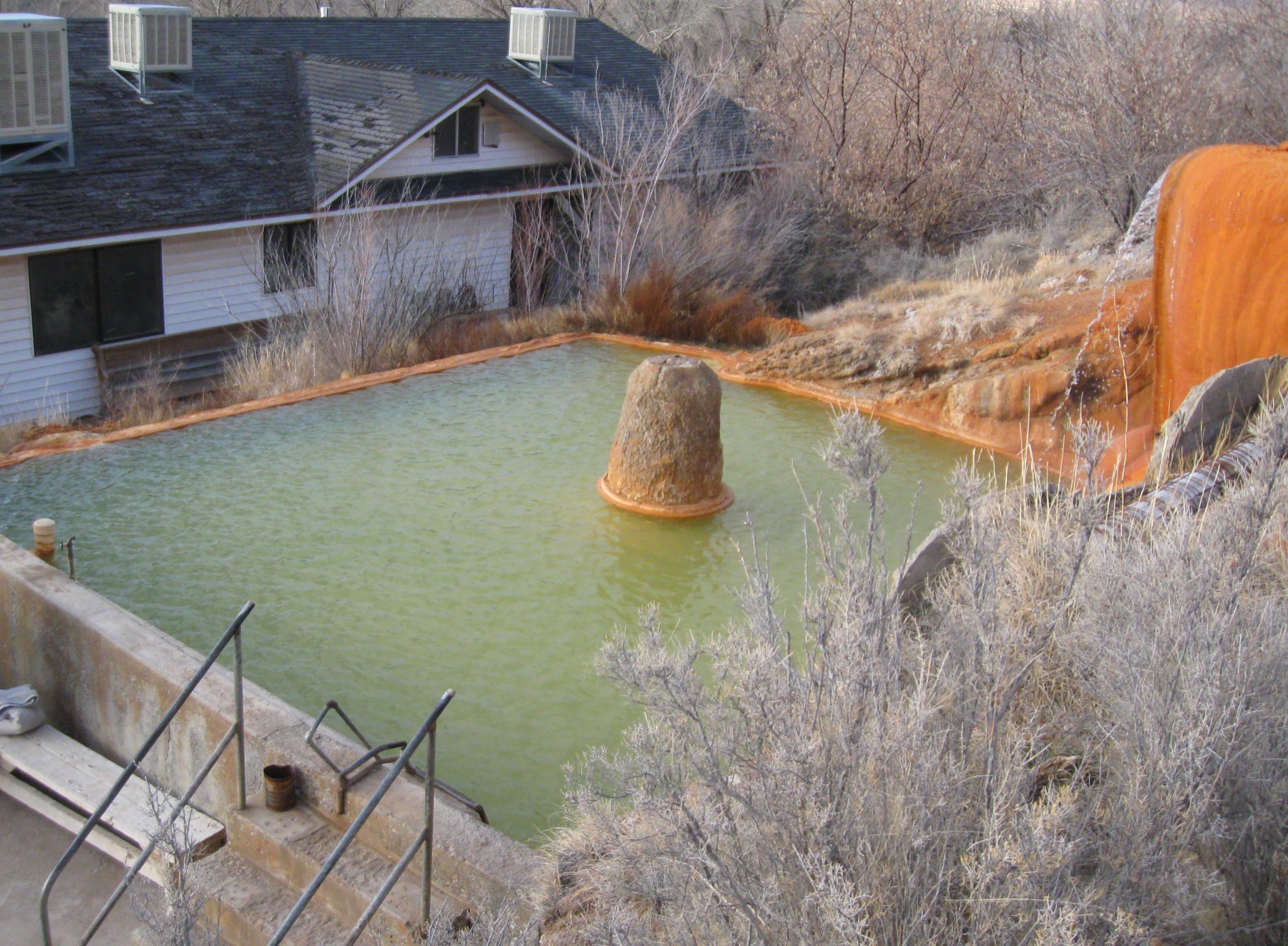 Heiße Quellen USA: 37 Tipps nach Bundesstaat in 2026 40 Becken mit orangefarbenem Travertin in den Mystic Hot Springs in Utah