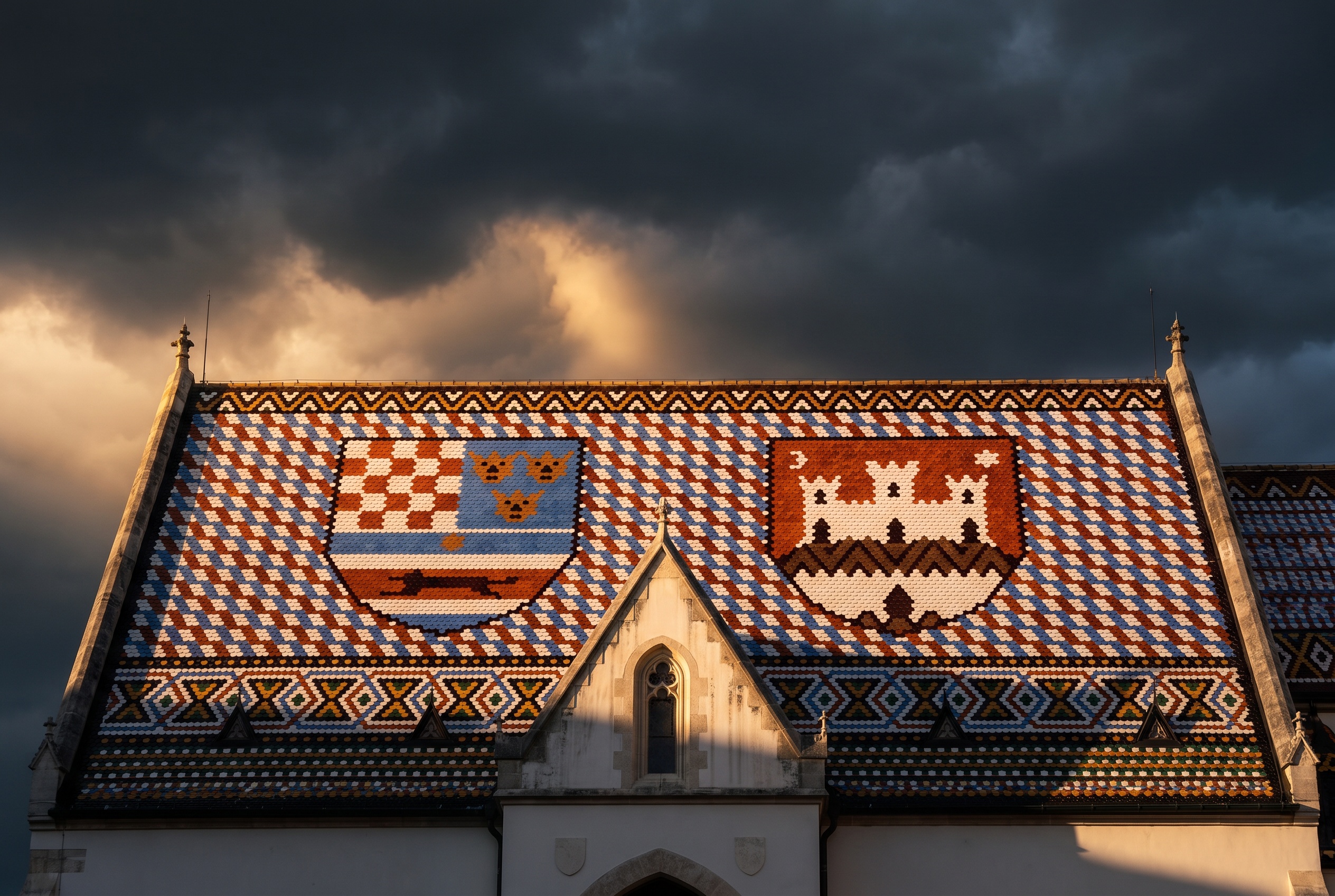 Barevná střecha kostela svatého Marka s erby