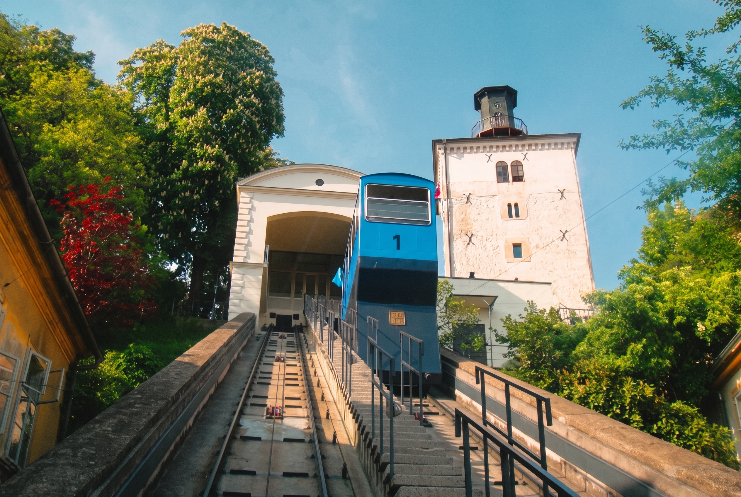 Zagreb, Croacia: 20 consejos sobre qué ver y hacer en 2026 3 Cabina azul del funicular Uspinjača bajo la torre Lotrščak