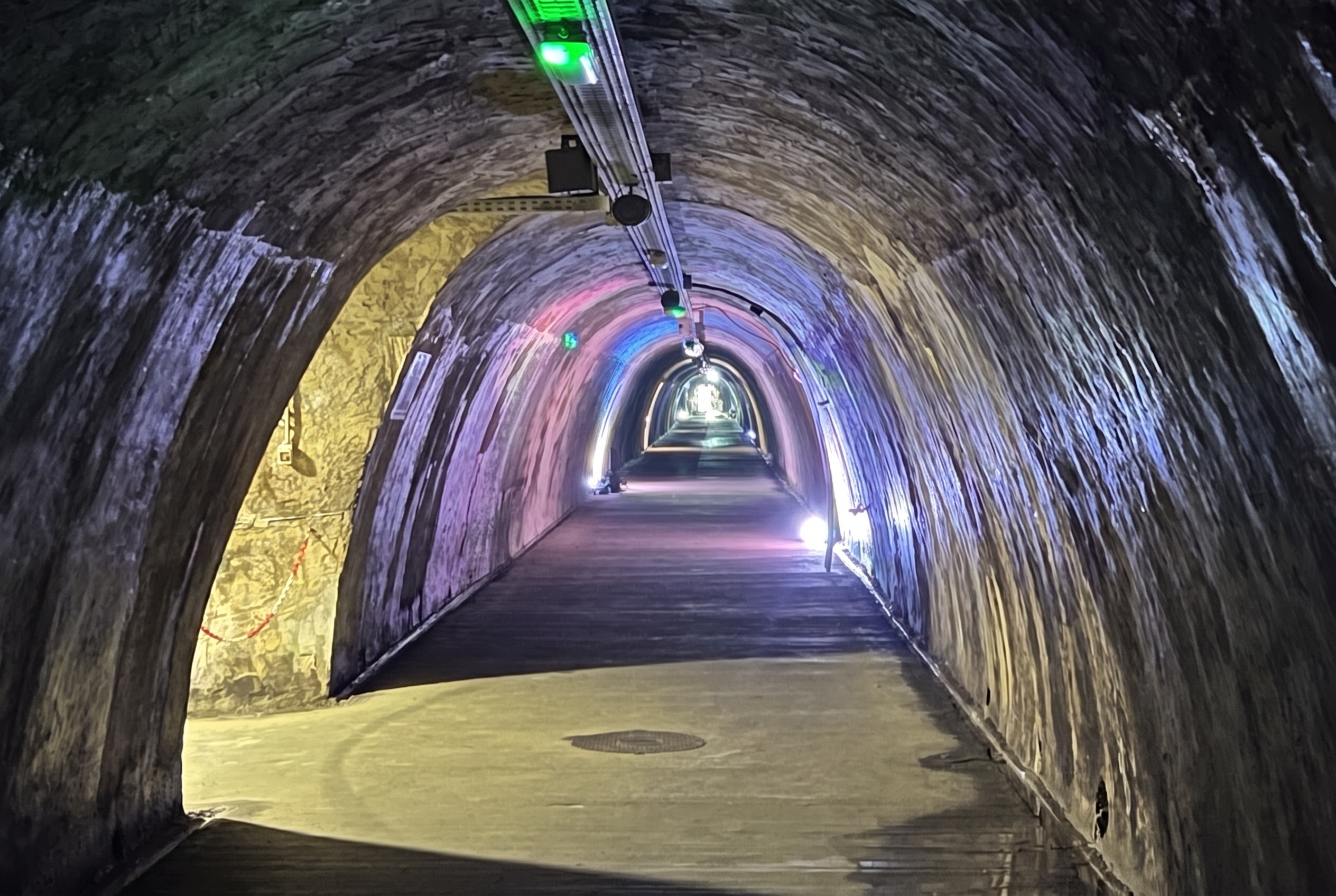 Zagreb, Croacia: 20 consejos sobre qué ver y hacer en 2026 7 Túnel Grič iluminado bajo la Ciudad Alta