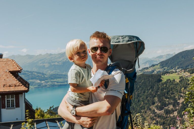 À propos 7 Lukáš et Jonášek, deux ans, au Harder Kulm au-dessus du lac de Brienz